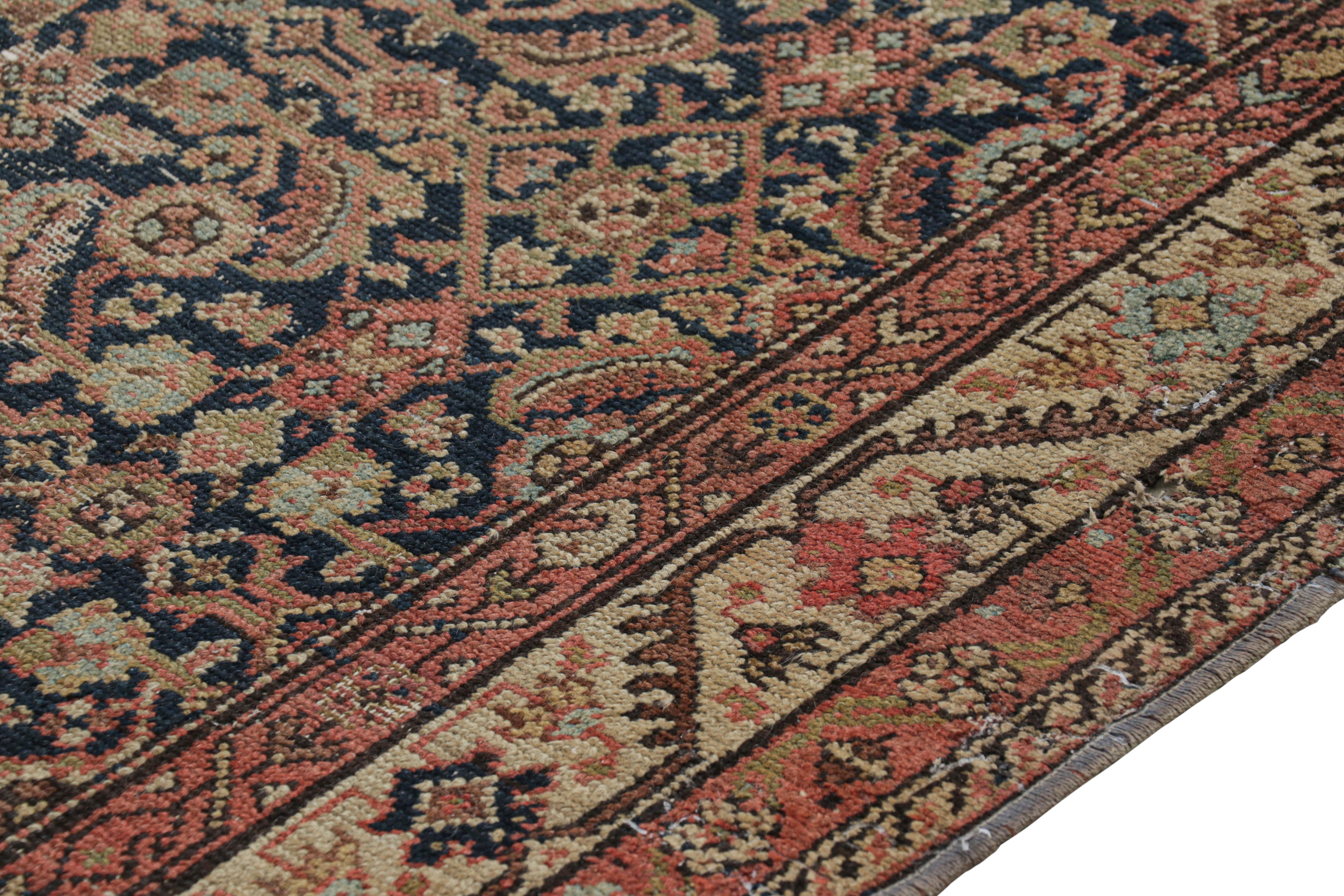 Antiker persischer Mahal-Läufer mit extralangem Mahal-Läufer und Blumenmuster  Rug & Kilim (Kelim) im Angebot