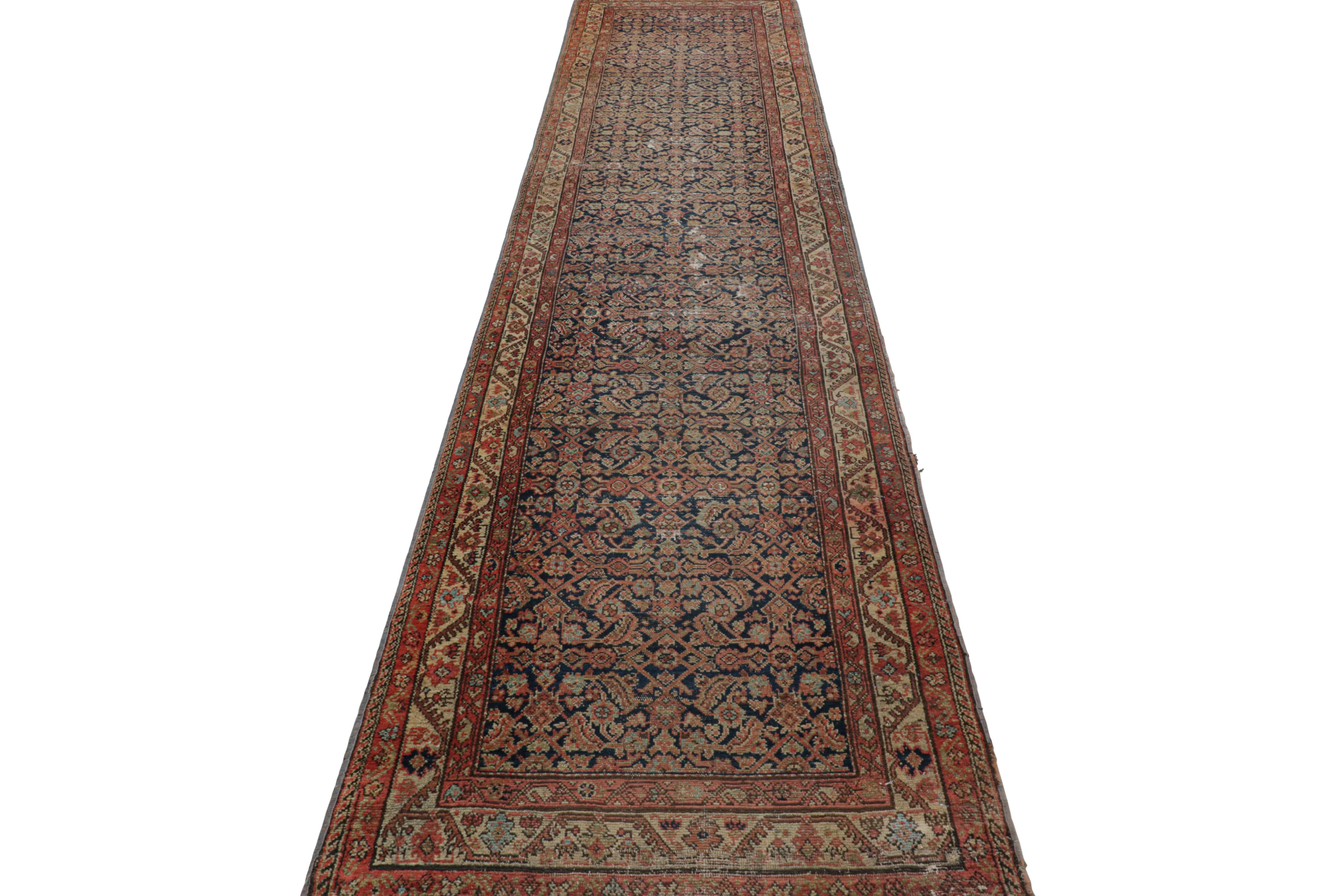 Antiker persischer Mahal-Läufer mit extralangem Mahal-Läufer und Blumenmuster  Rug & Kilim (Persisch) im Angebot