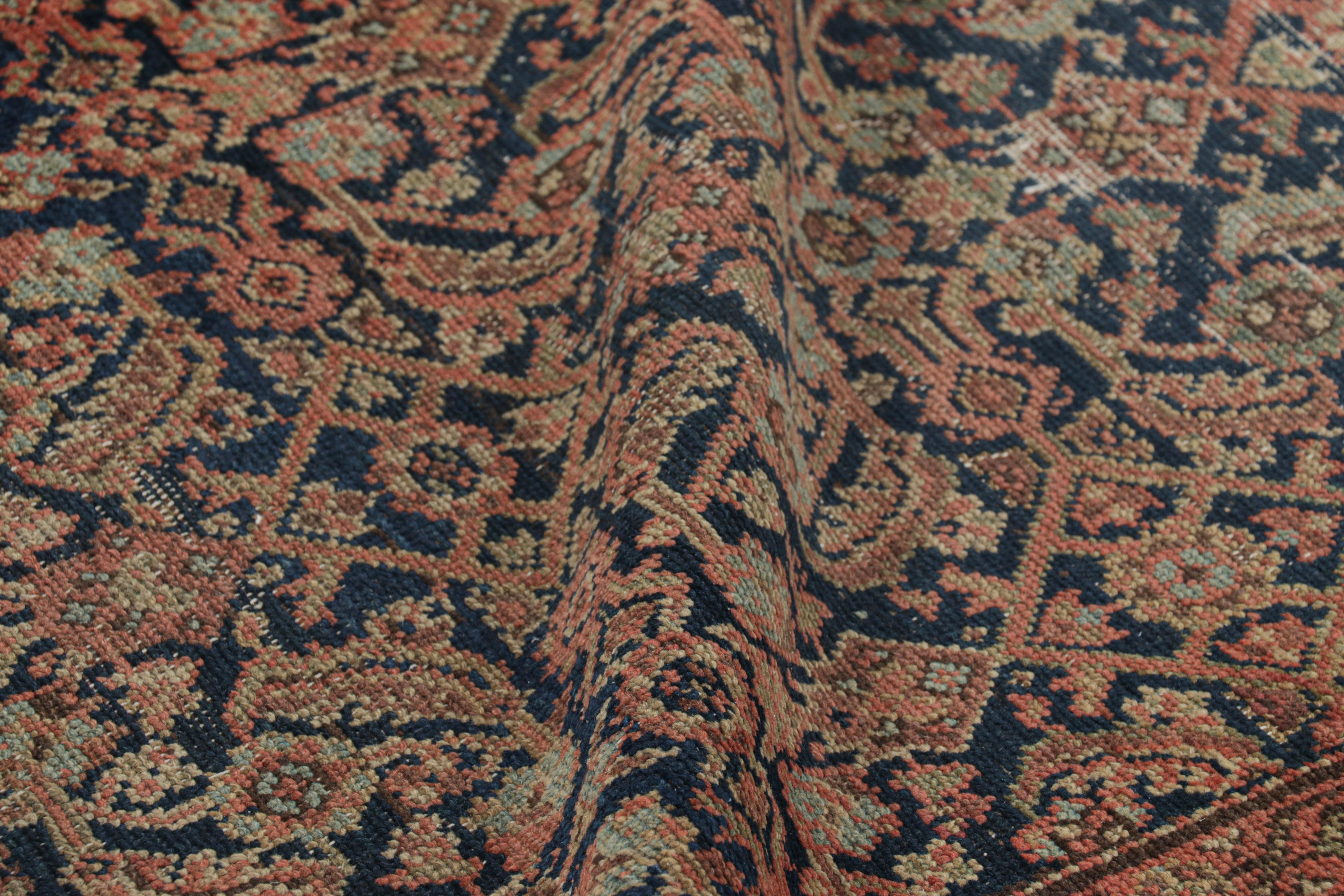 Antiker persischer Mahal-Läufer mit extralangem Mahal-Läufer und Blumenmuster  Rug & Kilim (Handgeknüpft) im Angebot