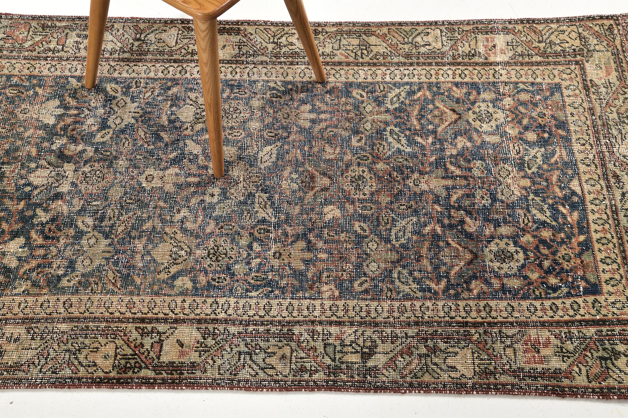 An enchanting Farahan that makes every guest stunned, which the borders harmoniously contribute to the embellishments and motifs. A brilliant earthy tone enhances the beauty of the rug and will match in any space you want. Traditional home-style and