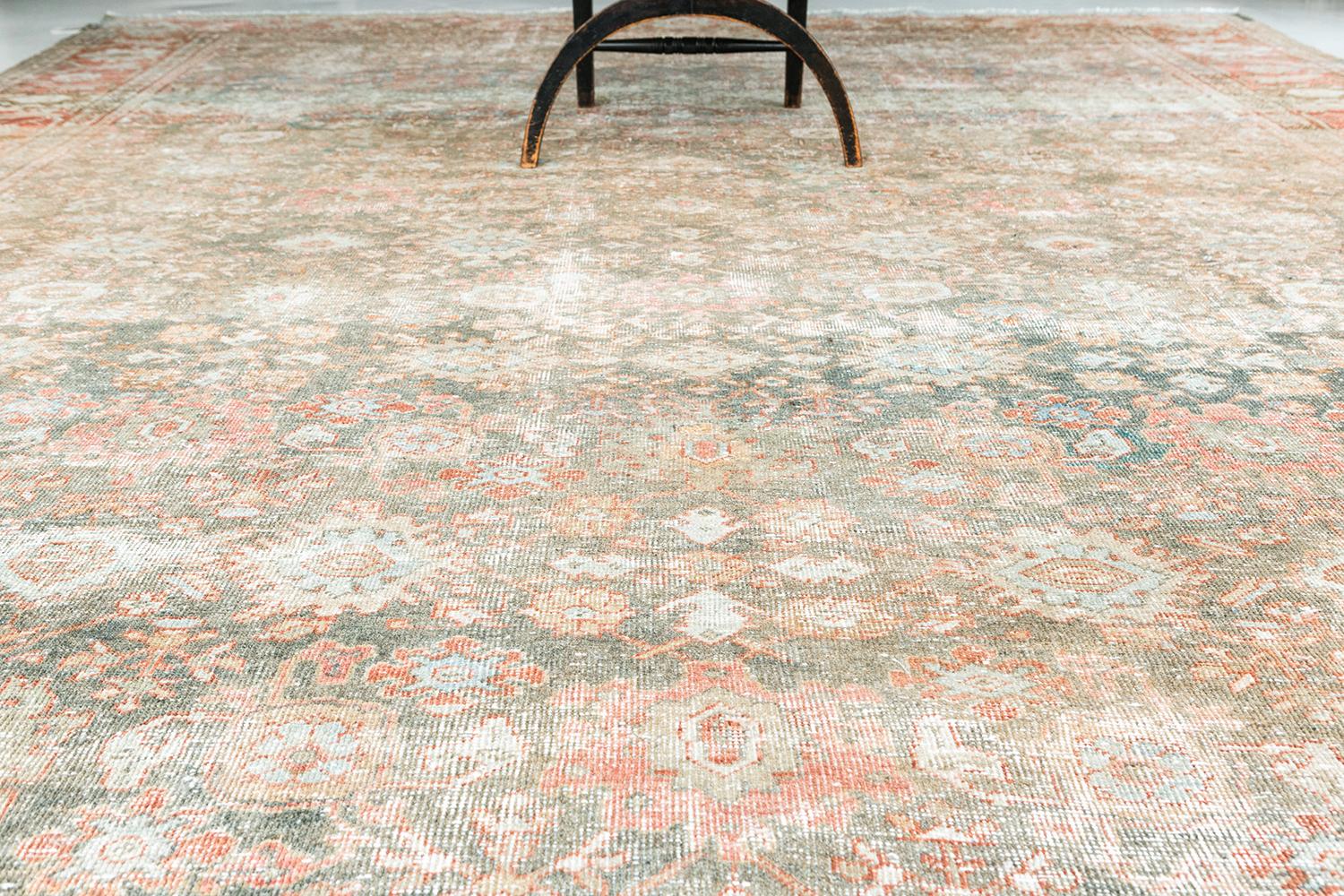 Un lussuoso Mahal persiano antico con bellissime lane sature e un design adatto ad ambienti moderni e tradizionali. I blu e i rossi antichi creano una perfetta combinazione di colori con la texture rovinata che lascia un'essenza di gusto. Questo