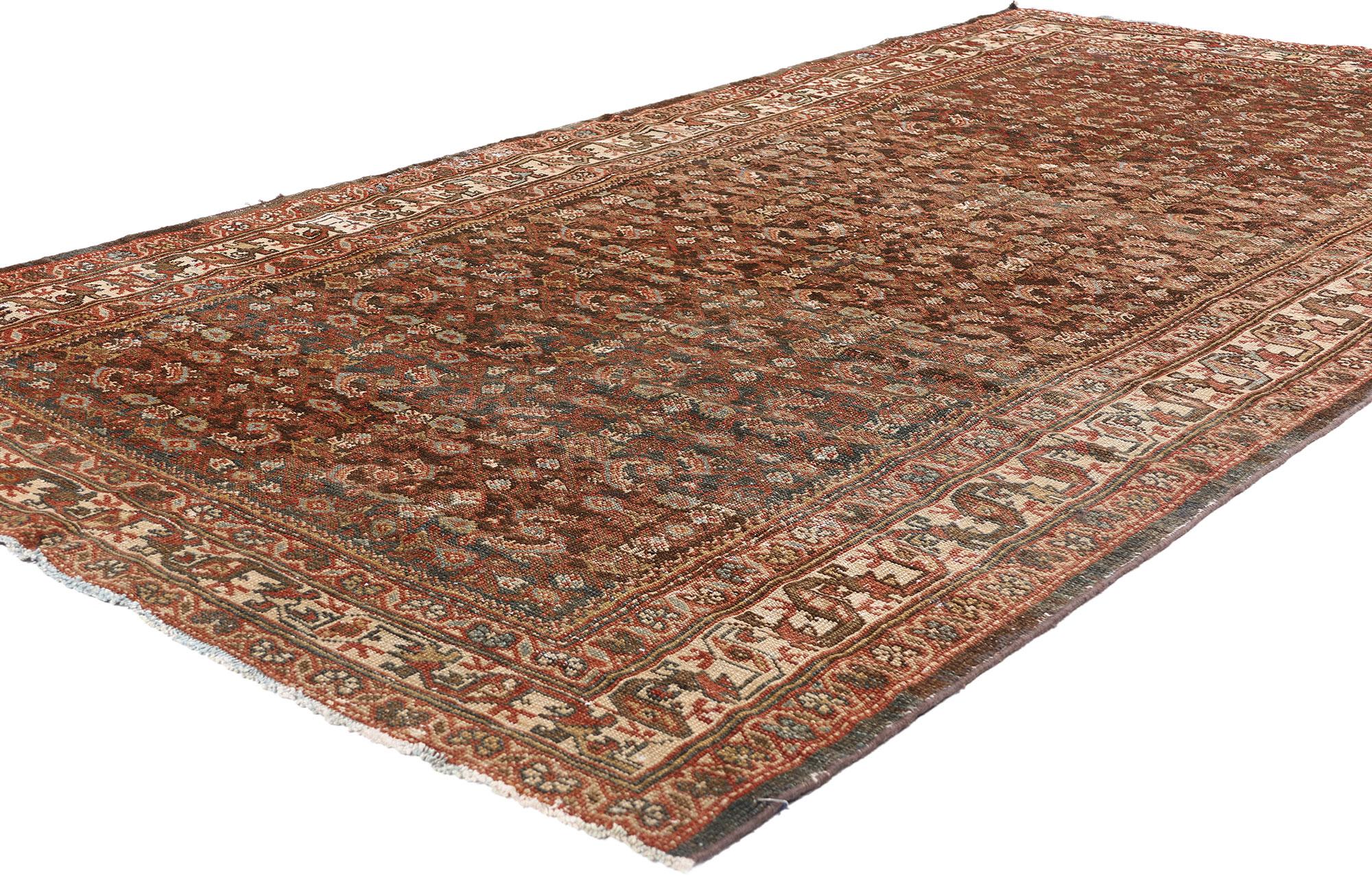 53755 Tappeto antico Persiano Mahal Gallery, 05'03 x 09'11. Immerso nella tradizione e con un'aria di raffinatezza senza tempo, questo tappeto Mahal antico in lana annodato a mano è un'affascinante testimonianza dell'arte della tessitura persiana.