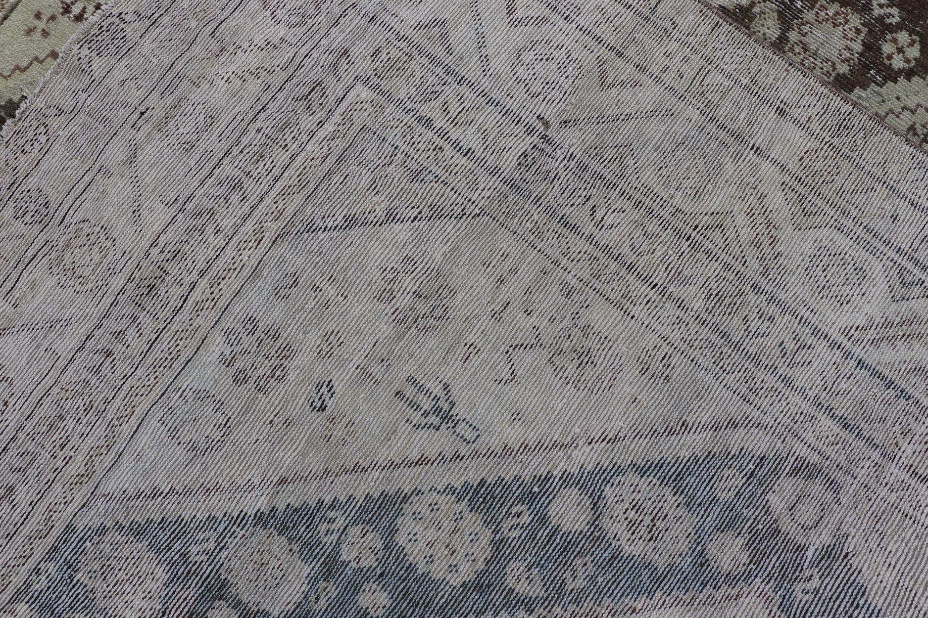 Tapis persan Mahal Gallery antique avec motif de médaillon en crème et brun en vente 8