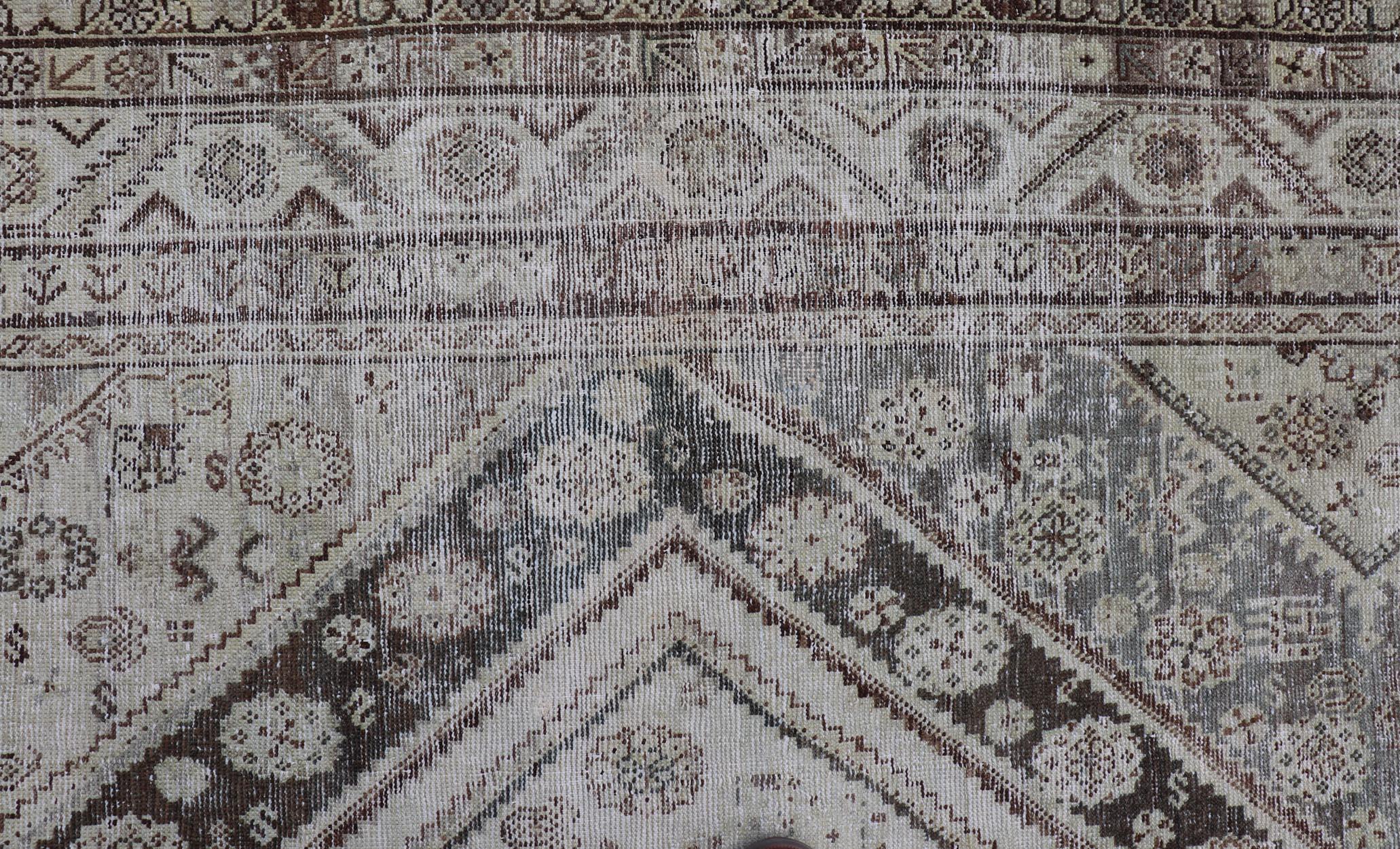 Noué à la main Tapis persan Mahal Gallery antique avec motif de médaillon en crème et brun en vente