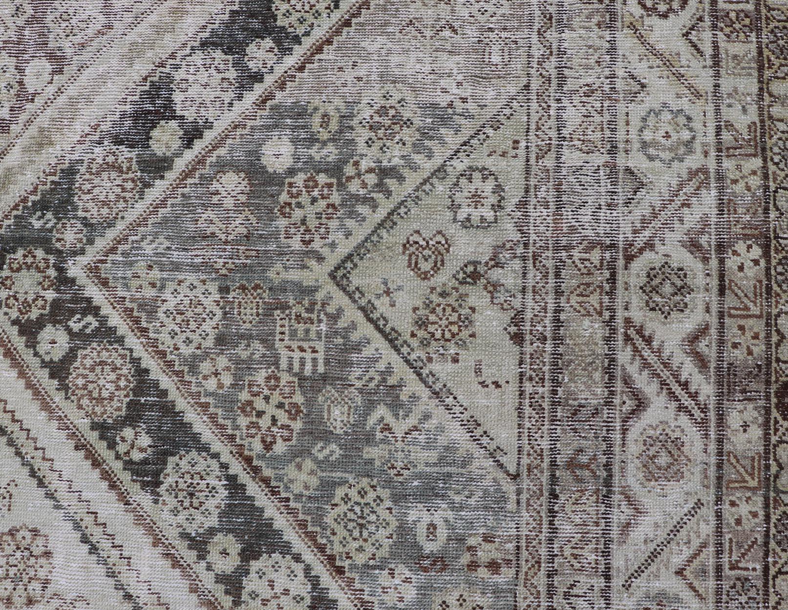 Antico tappeto persiano Mahal Gallery con disegno a medaglione in crema e marrone In condizioni buone in vendita a Atlanta, GA