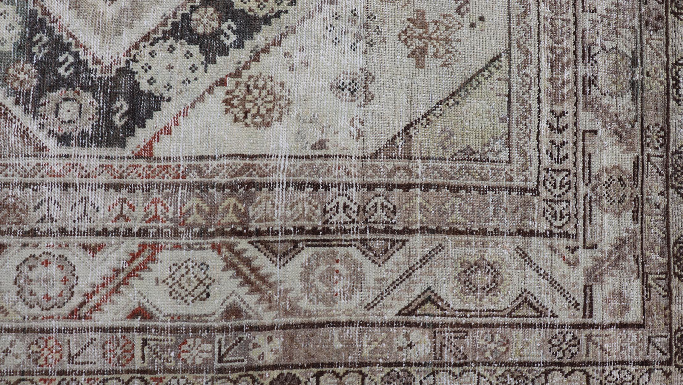 20ième siècle Tapis persan Mahal Gallery antique avec motif de médaillon en crème et brun en vente