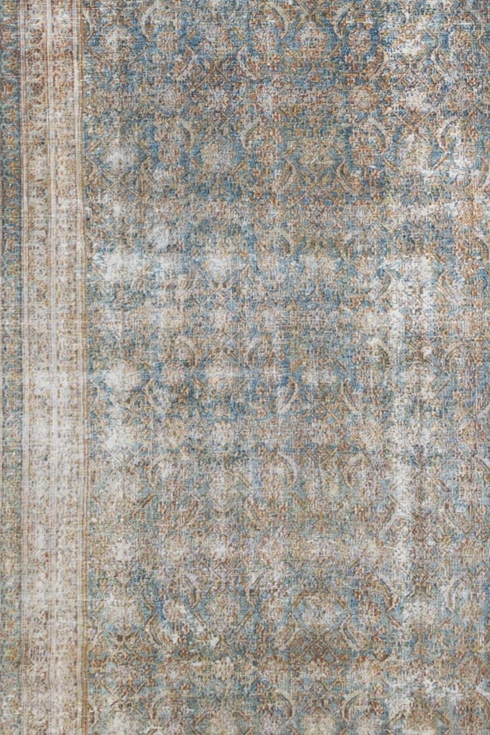 Âge : fin du 19e siècle 

Couleurs : gris chaud, bleu saphir, émeraude 

Pile : faible

Notes d'usure : 8

Matériau : laine sur coton

Superbe chemin de table persan ancien avec un champ d'Herati aux couleurs vives. Un port agréable avec une