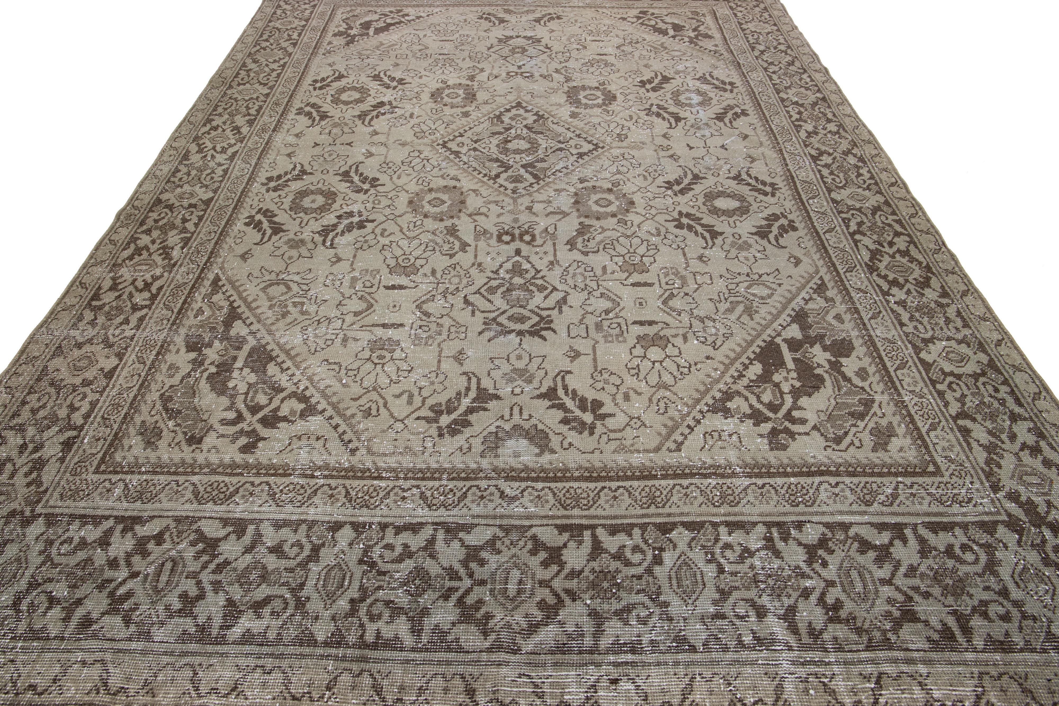 Antiker persischer Mahal handgefertigter Wollteppich in Beige und Braun mit Allover-Design (Islamisch) im Angebot