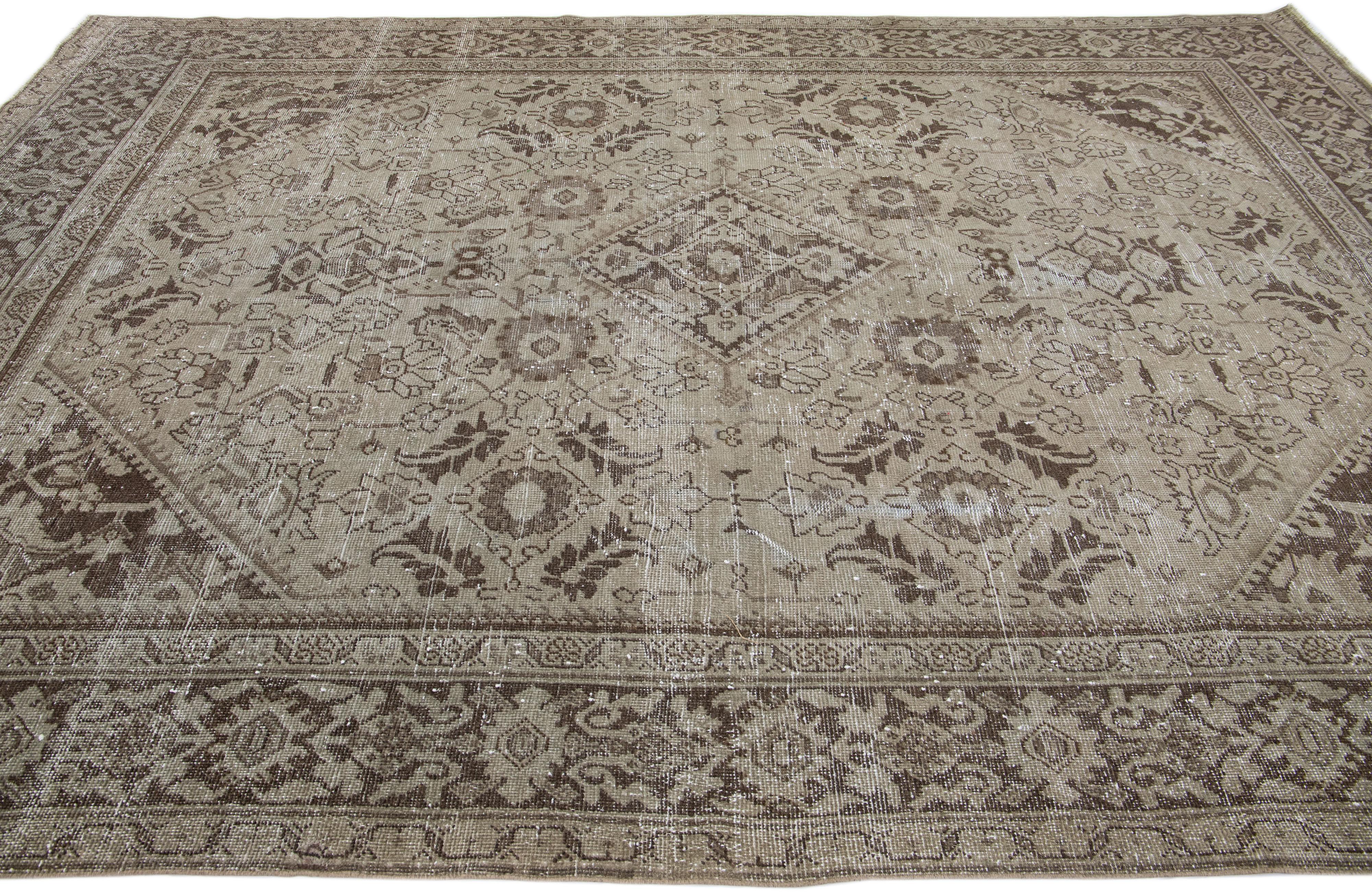 Antiker persischer Mahal handgefertigter Wollteppich in Beige und Braun mit Allover-Design im Zustand „Gut“ im Angebot in Norwalk, CT