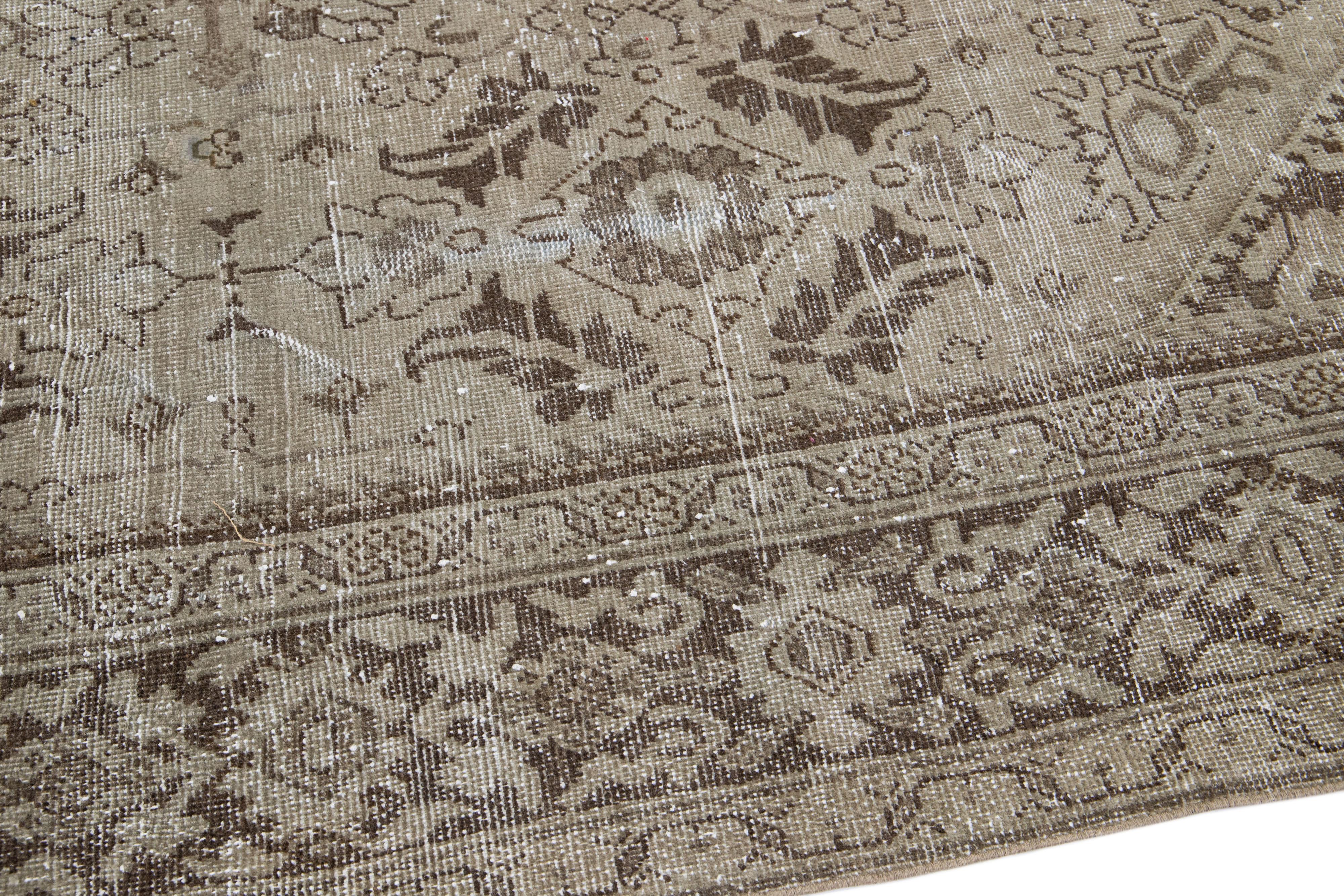 Antiker persischer Mahal handgefertigter Wollteppich in Beige und Braun mit Allover-Design (20. Jahrhundert) im Angebot