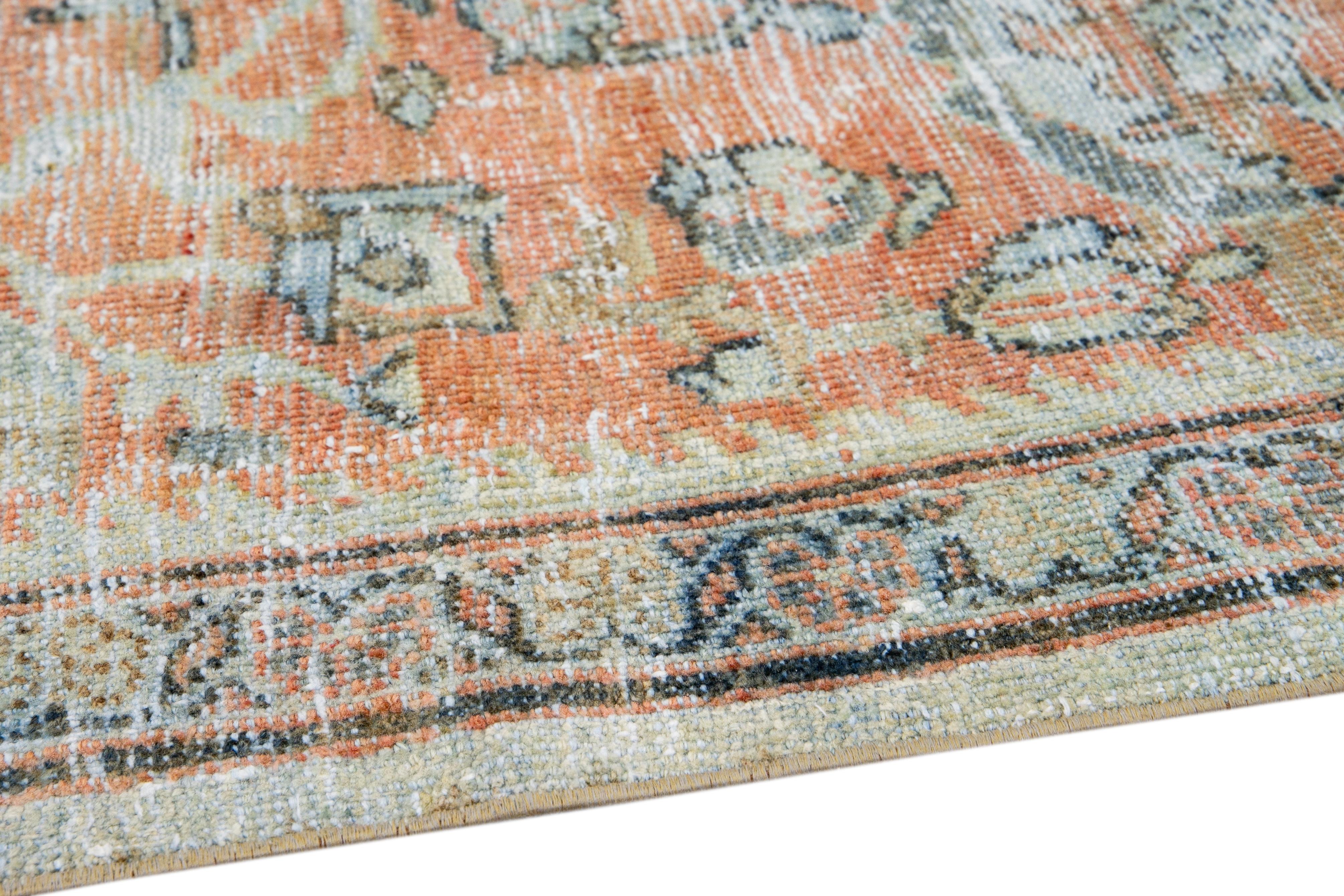Antiker persischer Mahal handgefertigter geblümter Wollteppich in Beige und Orange (Frühes 20. Jahrhundert) im Angebot