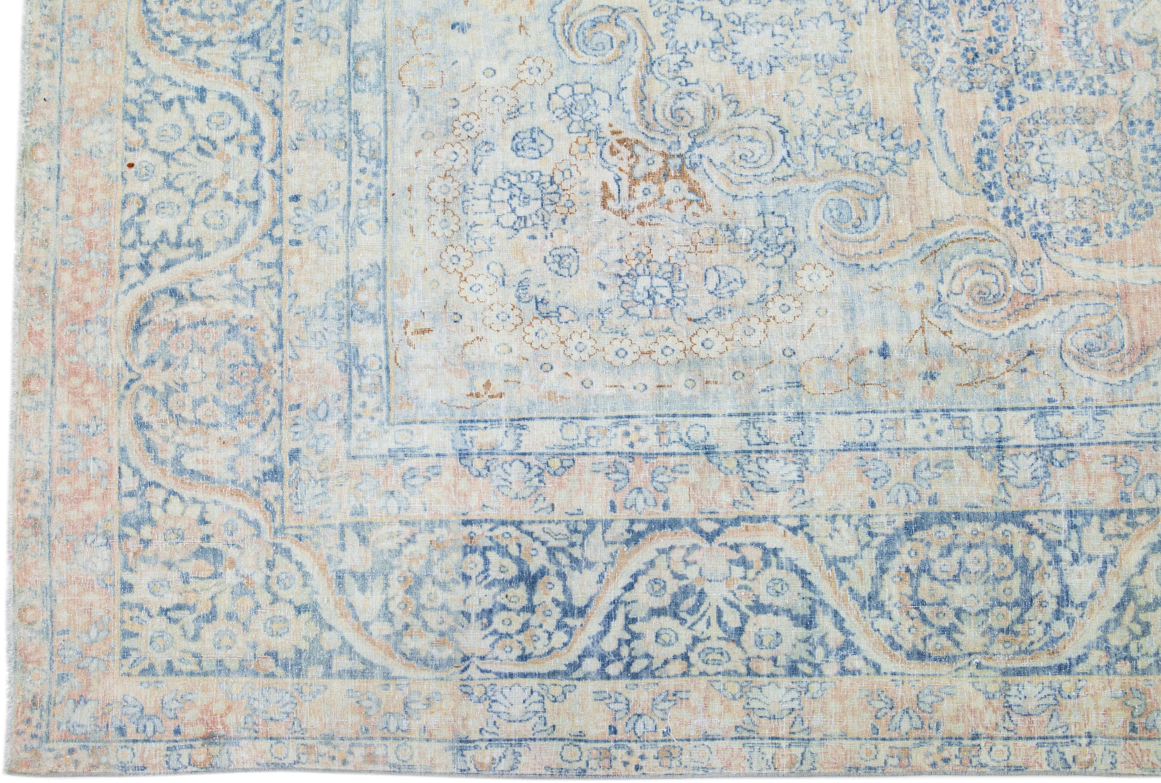 Antiker persischer Mahal handgefertigter pfirsichfarbener Wollteppich mit Rosette-Design (Islamisch) im Angebot
