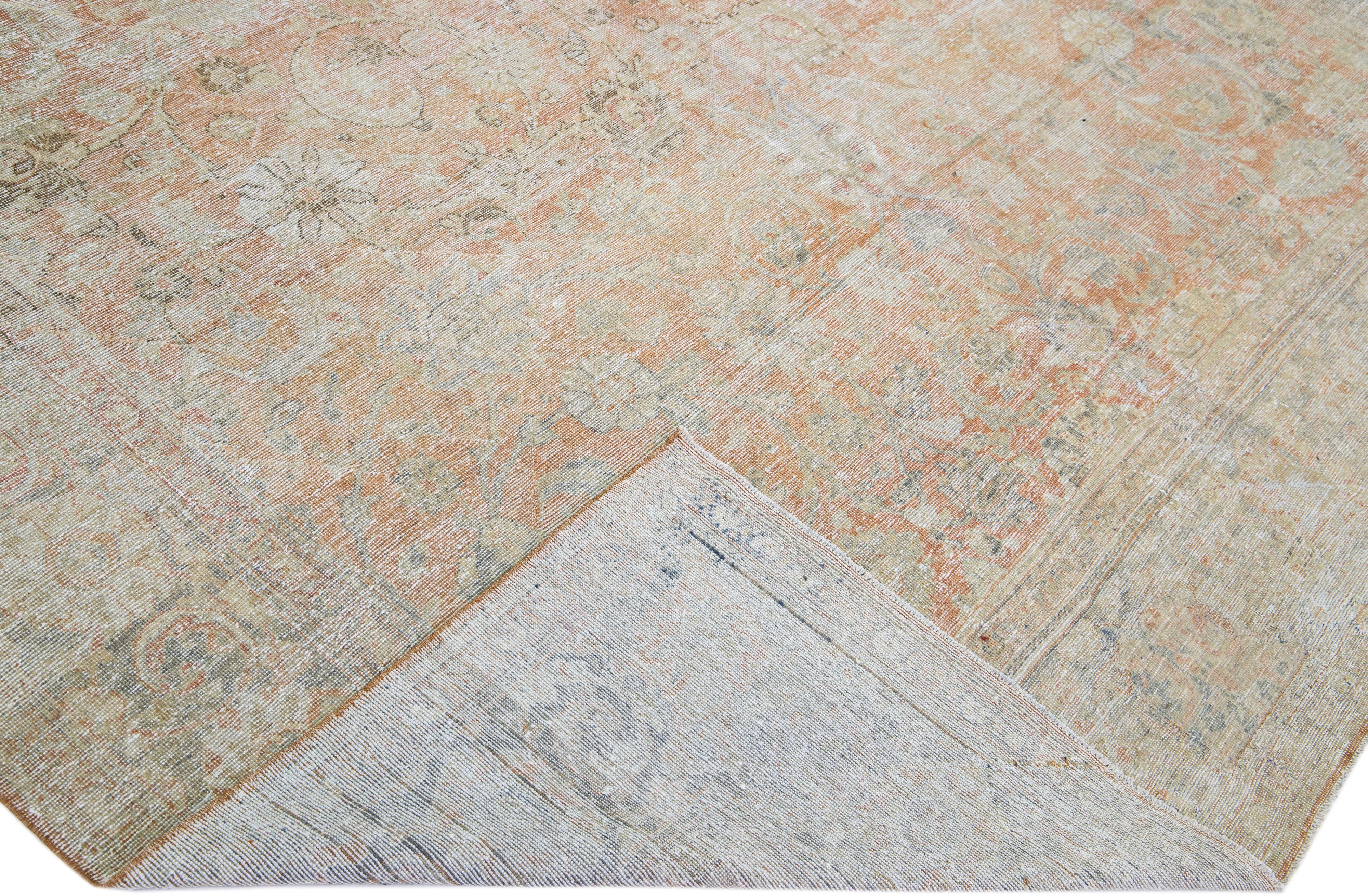 Magnifique tapis ancien Shabby Chic Mahal en laine nouée à la main avec un champ de couleur rouille-orange. Ce tapis persan présente des accents bleus et beiges dans un motif floral intégral.

Ce tapis mesure 9'8