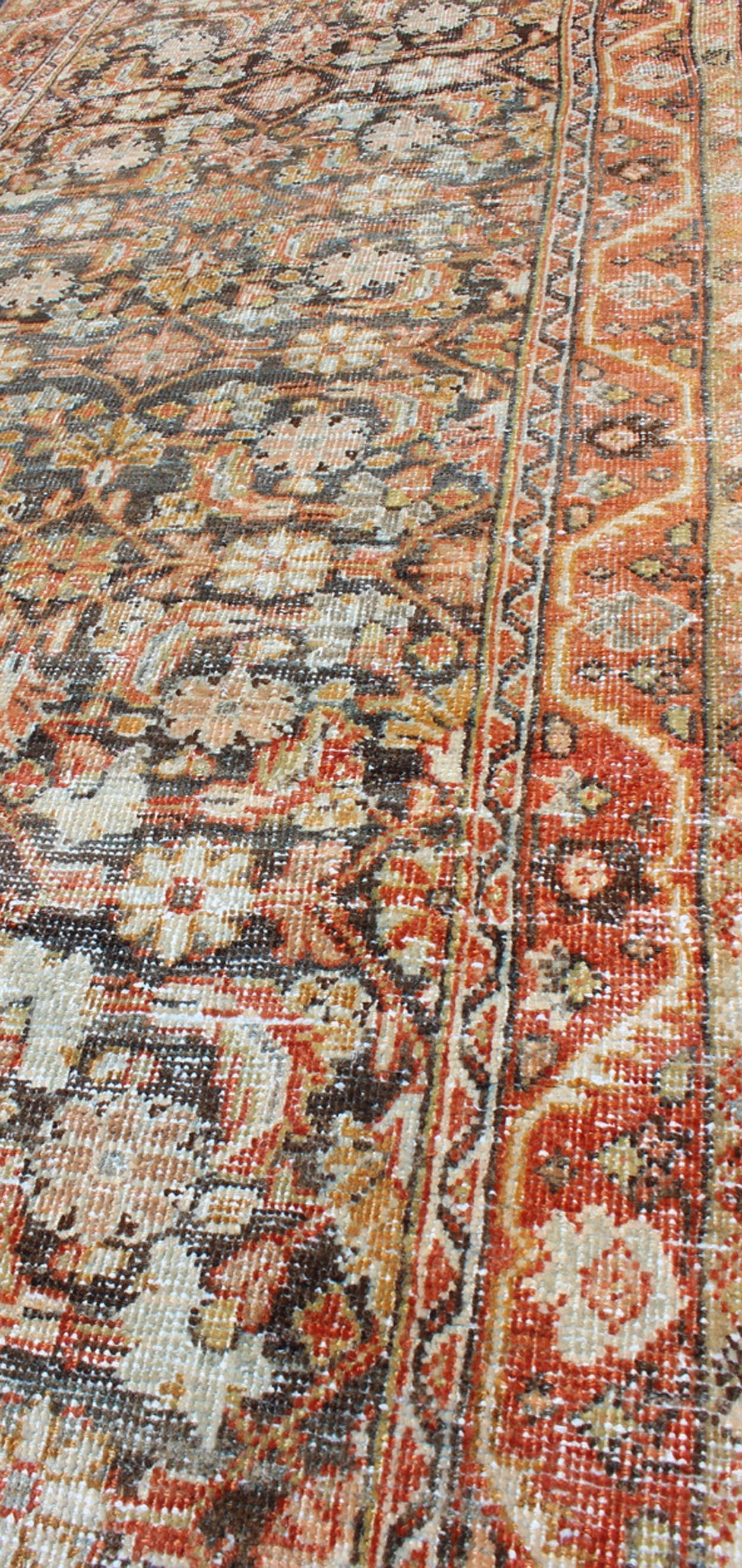 Long tapis de couloir persan ancien Mahal avec motif sur toute sa surface en rouge et anthracite en vente 2