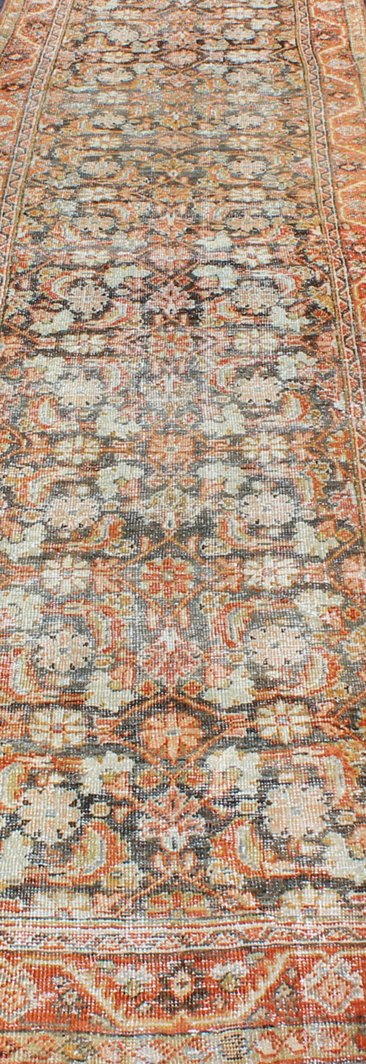 Long tapis de couloir persan ancien Mahal avec motif sur toute sa surface en rouge et anthracite en vente 3