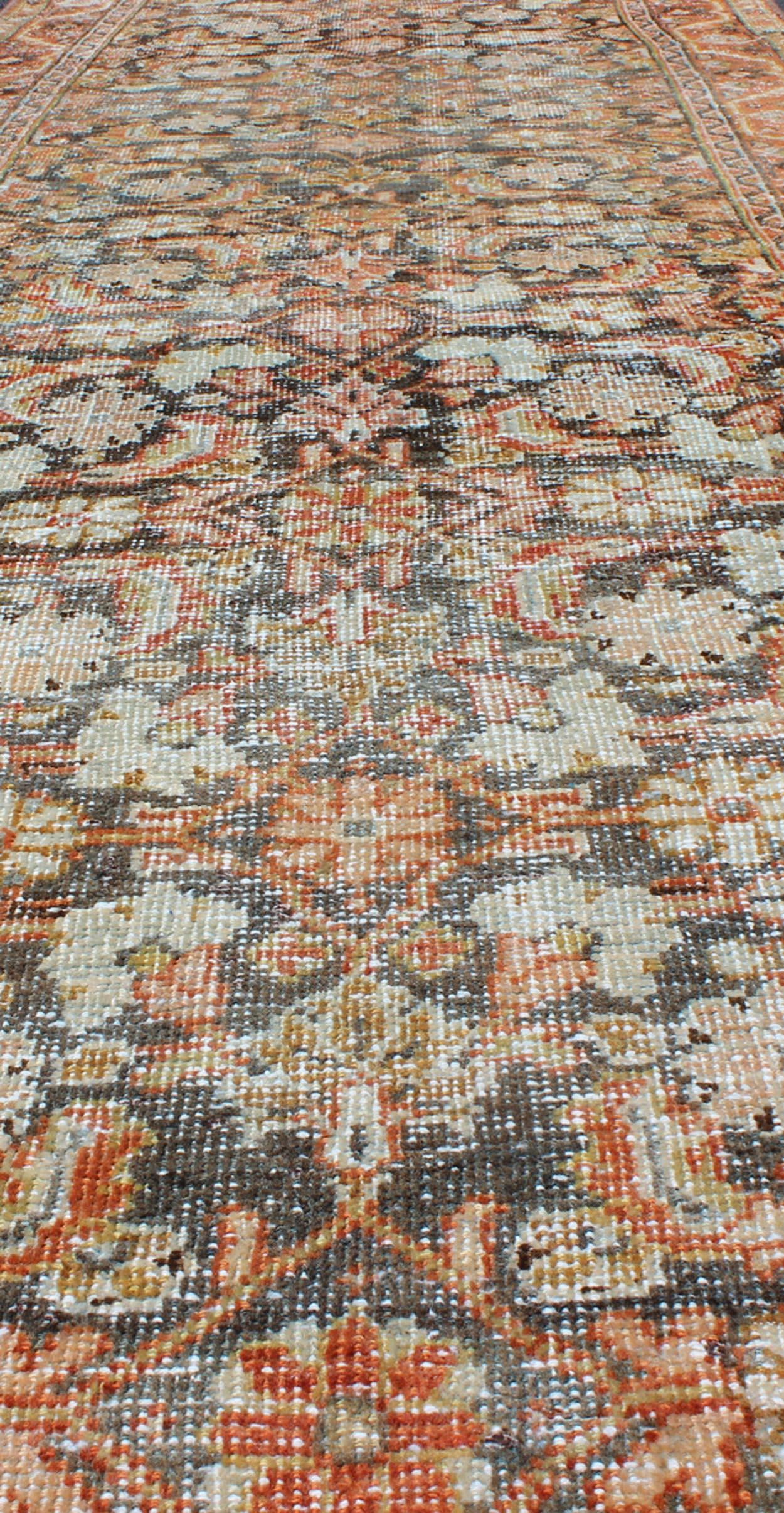 Long tapis de couloir persan ancien Mahal avec motif sur toute sa surface en rouge et anthracite en vente 4
