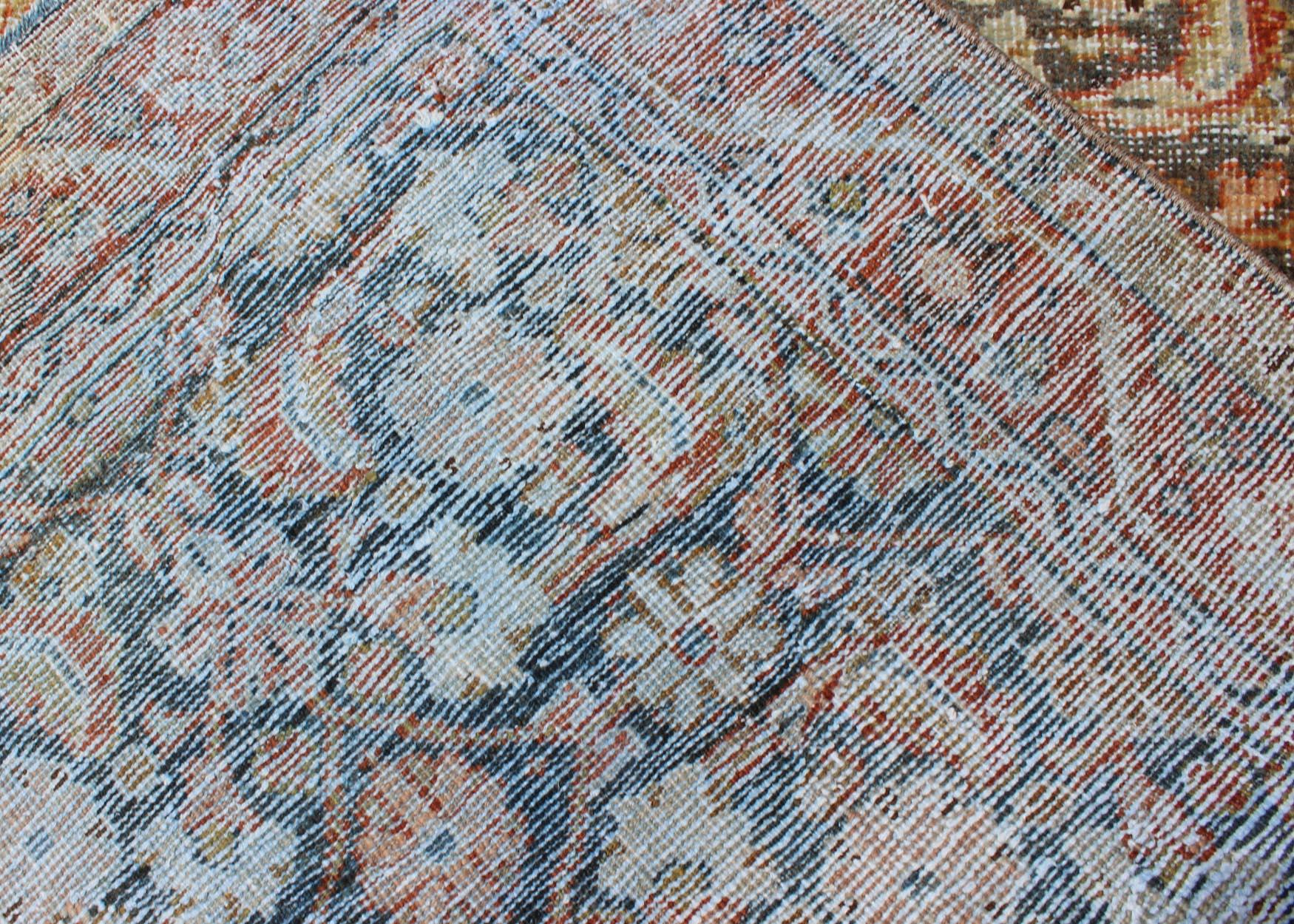 Long tapis de couloir persan ancien Mahal avec motif sur toute sa surface en rouge et anthracite en vente 5