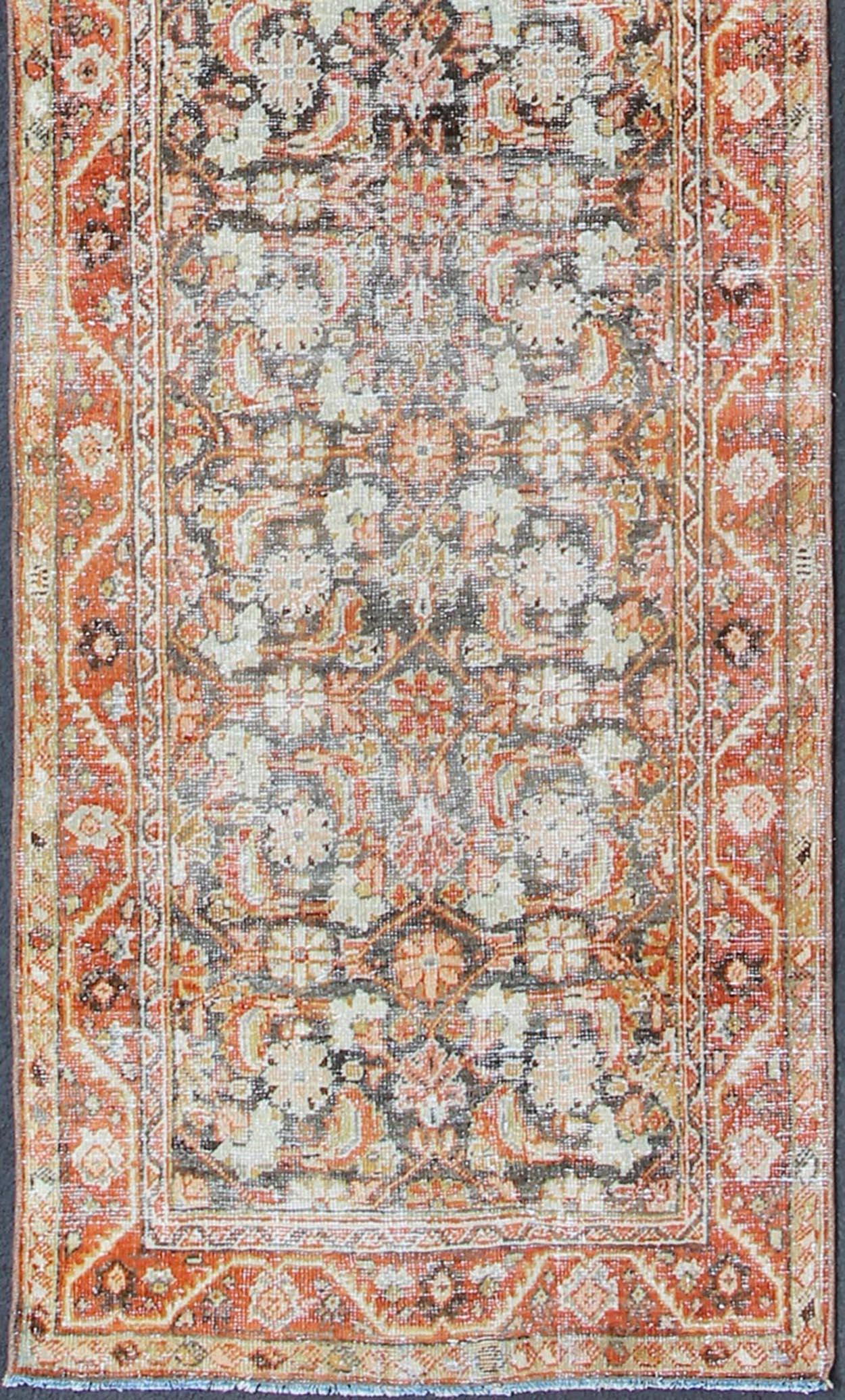 Tapis de course Mahal ancien de Perse dans les tons anthracite et rouge, tapis sus-1807-287, pays d'origine / type : Iran / Mahal, circa 1920.

Cet antique tapis persan Mahal, datant du début du XXe siècle, s'appuie sur des détails exquis ainsi