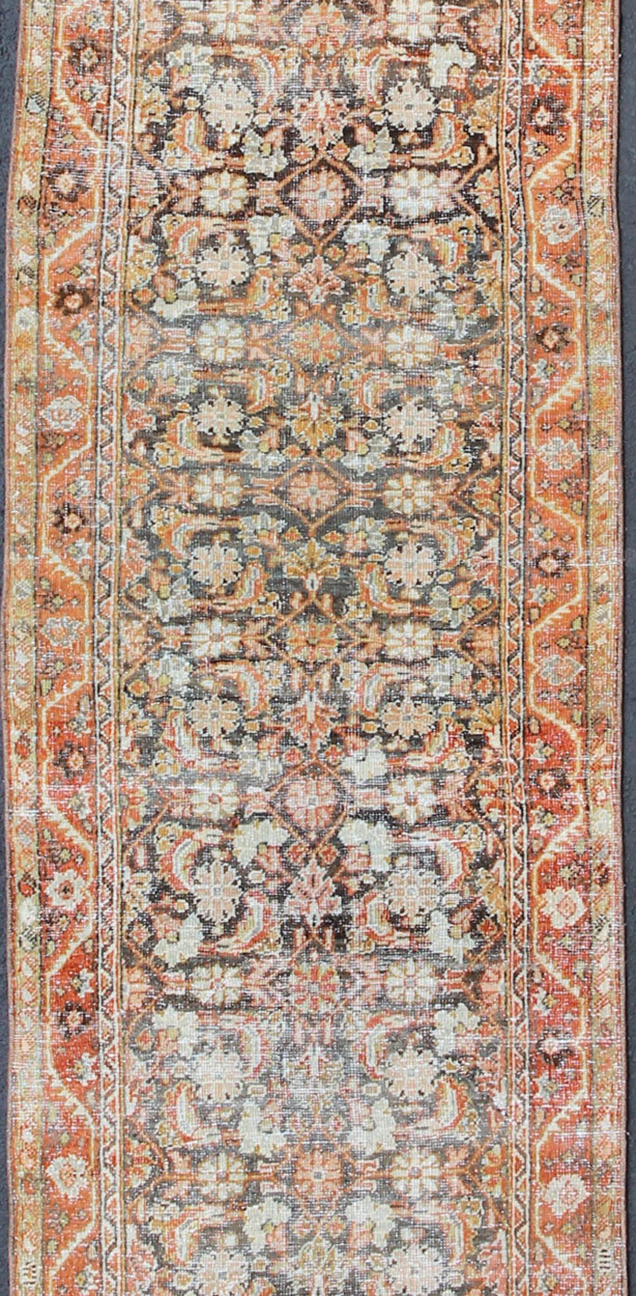 Malayer Long tapis de couloir persan ancien Mahal avec motif sur toute sa surface en rouge et anthracite en vente