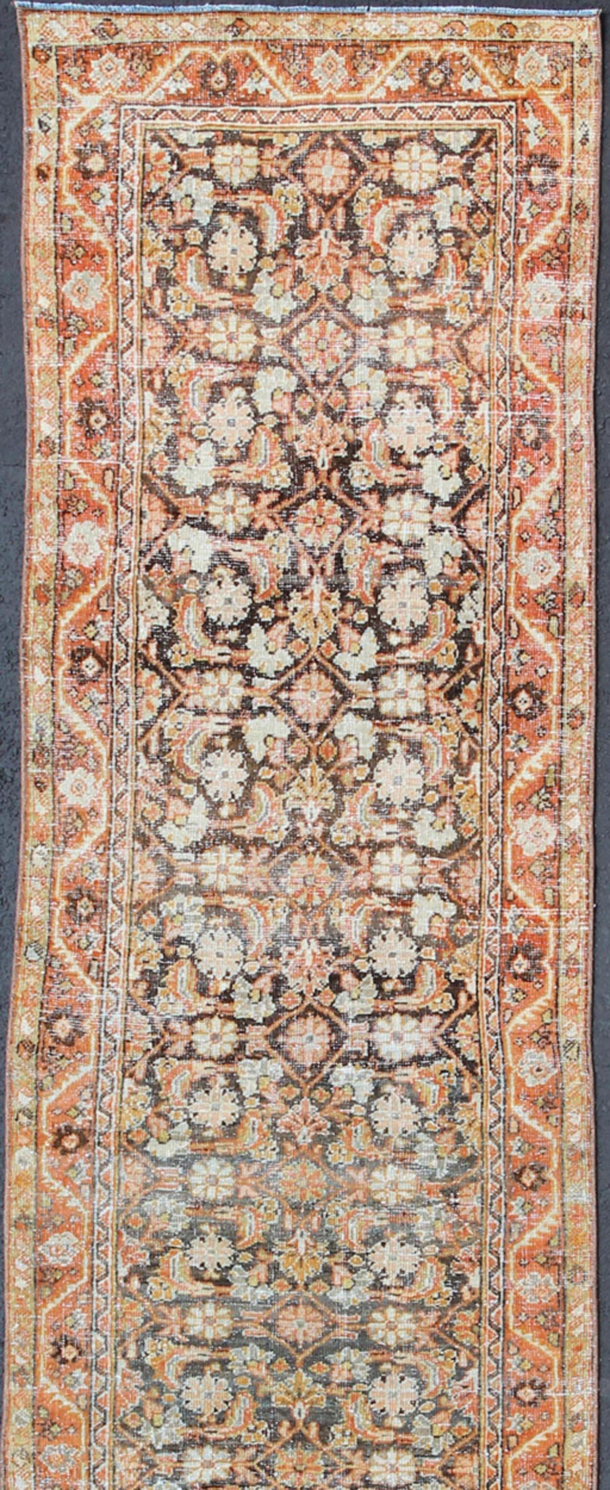 Perse Long tapis de couloir persan ancien Mahal avec motif sur toute sa surface en rouge et anthracite en vente