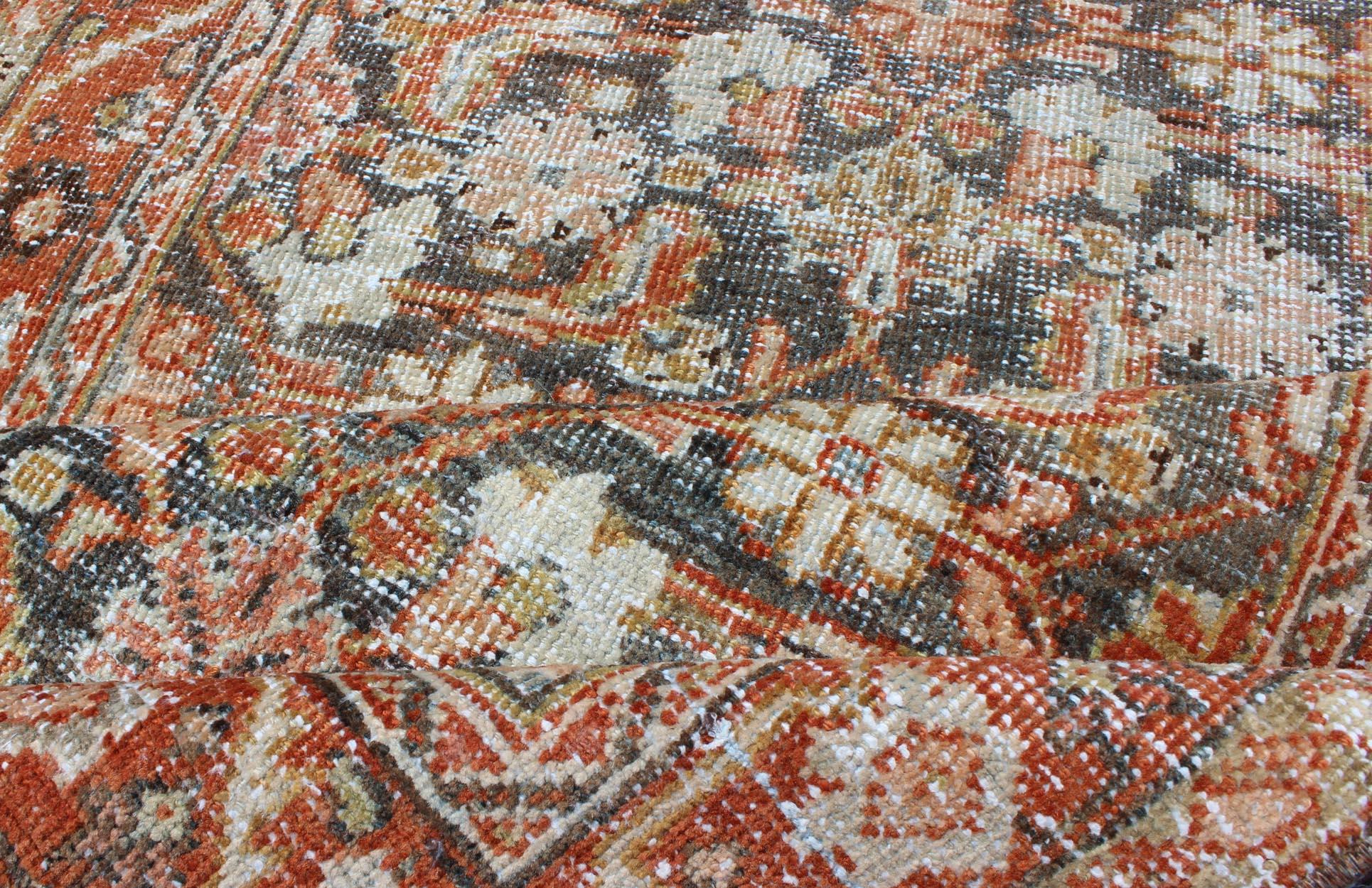 Noué à la main Long tapis de couloir persan ancien Mahal avec motif sur toute sa surface en rouge et anthracite en vente