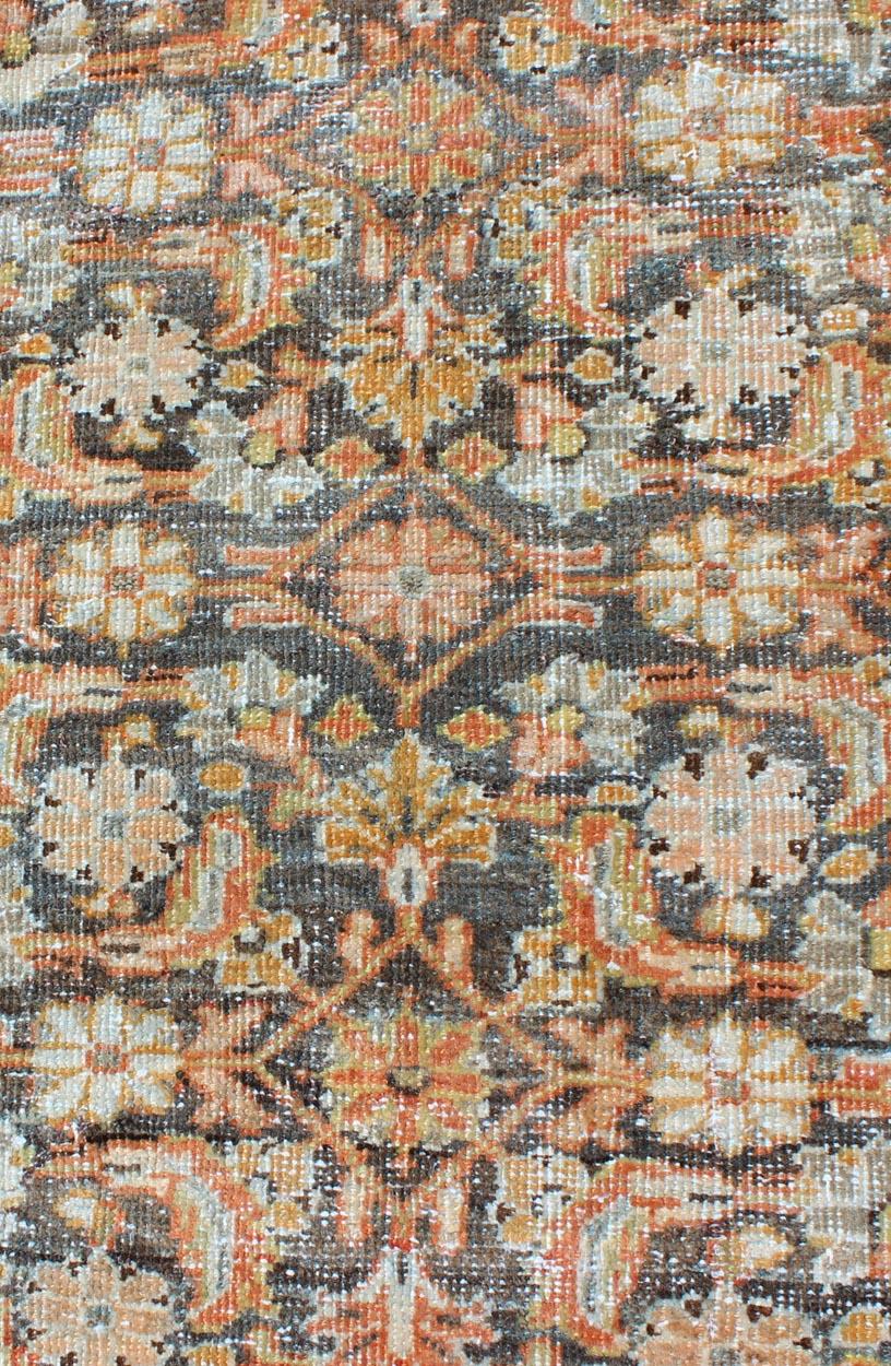 Long tapis de couloir persan ancien Mahal avec motif sur toute sa surface en rouge et anthracite Bon état - En vente à Atlanta, GA