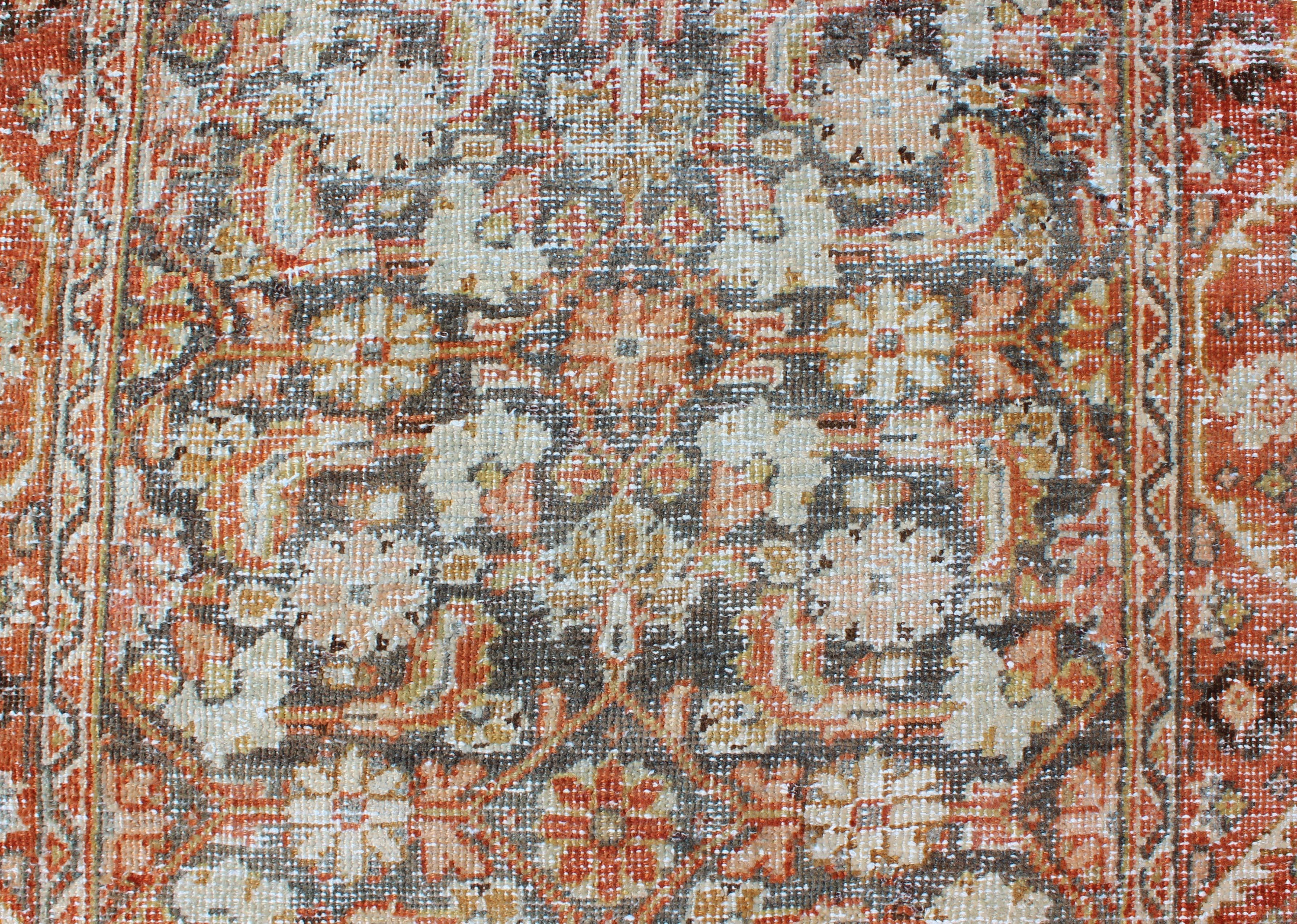 Début du 20ème siècle Long tapis de couloir persan ancien Mahal avec motif sur toute sa surface en rouge et anthracite en vente