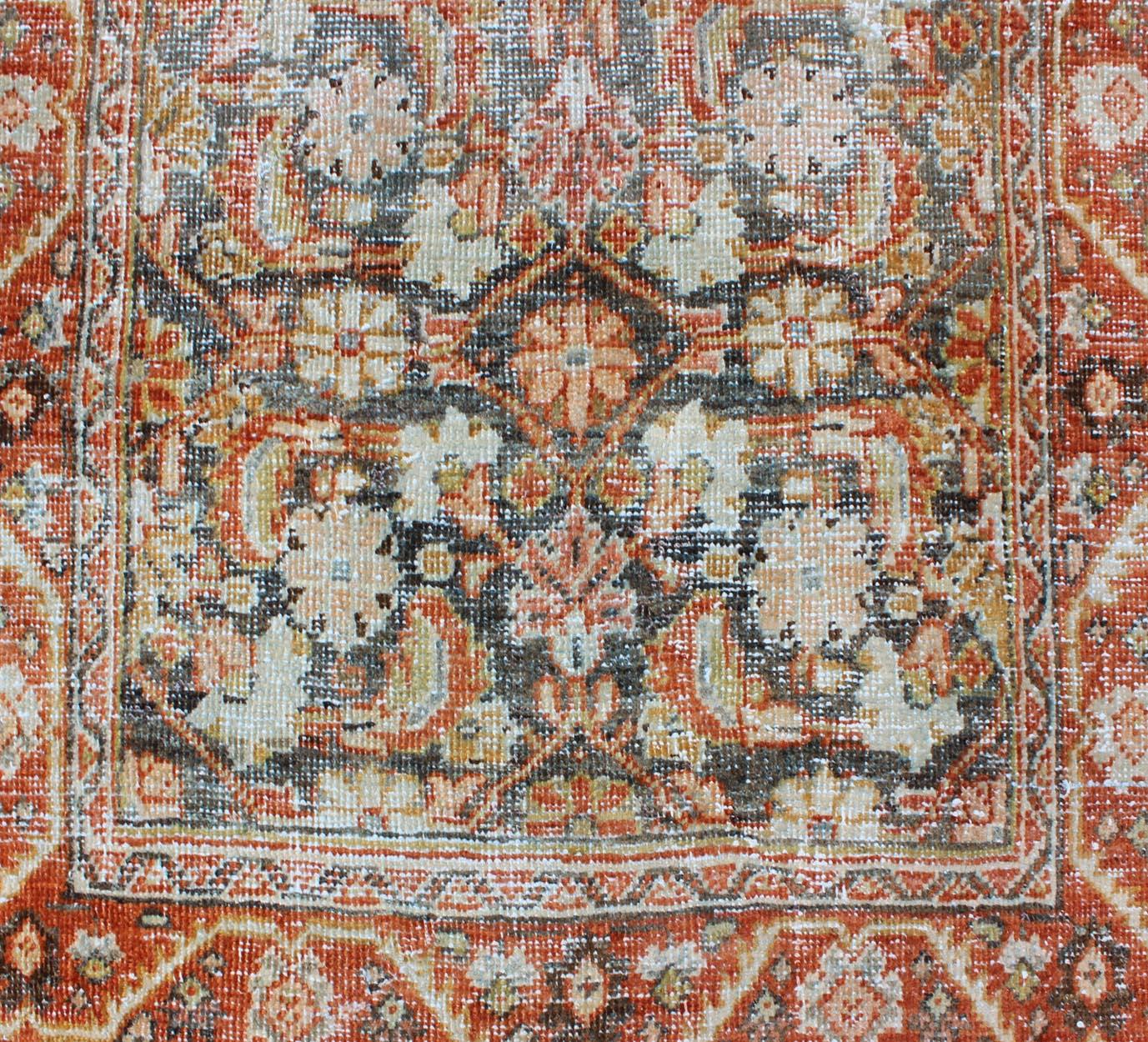 Long tapis de couloir persan ancien Mahal avec motif sur toute sa surface en rouge et anthracite en vente 1