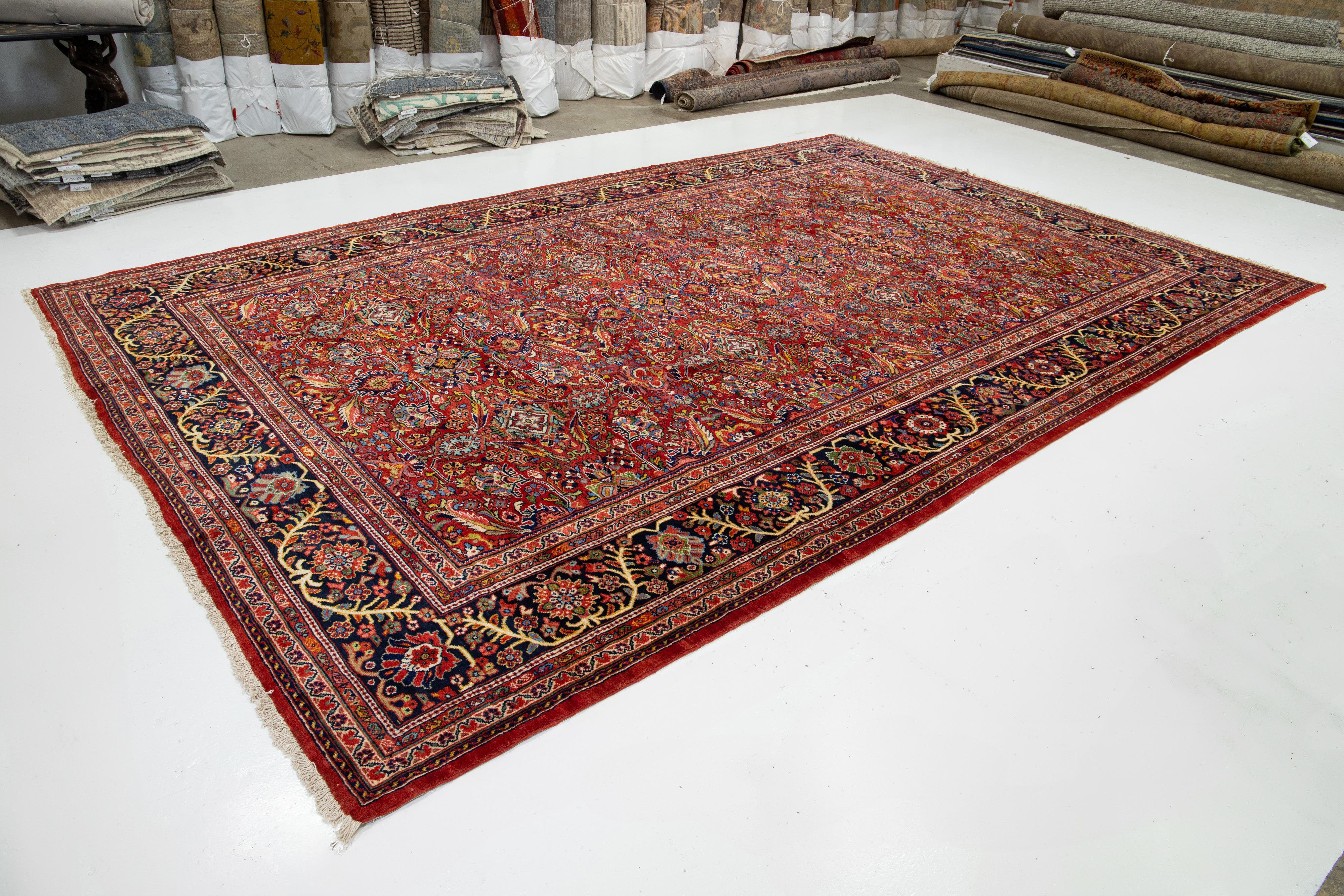 Perse Tapis persan Mahal surdimensionné fabriqué à la main avec un motif floral en vente