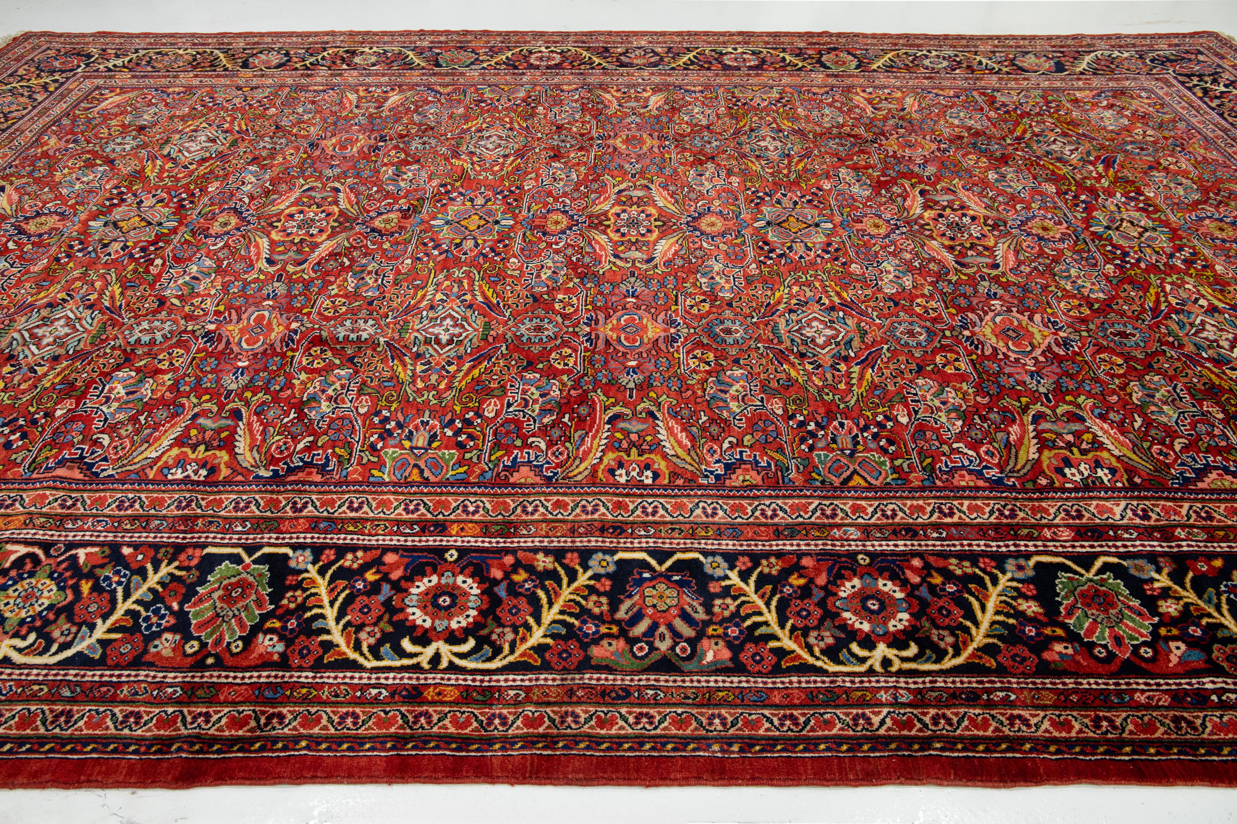 Tapis persan Mahal surdimensionné fabriqué à la main avec un motif floral Bon état - En vente à Norwalk, CT