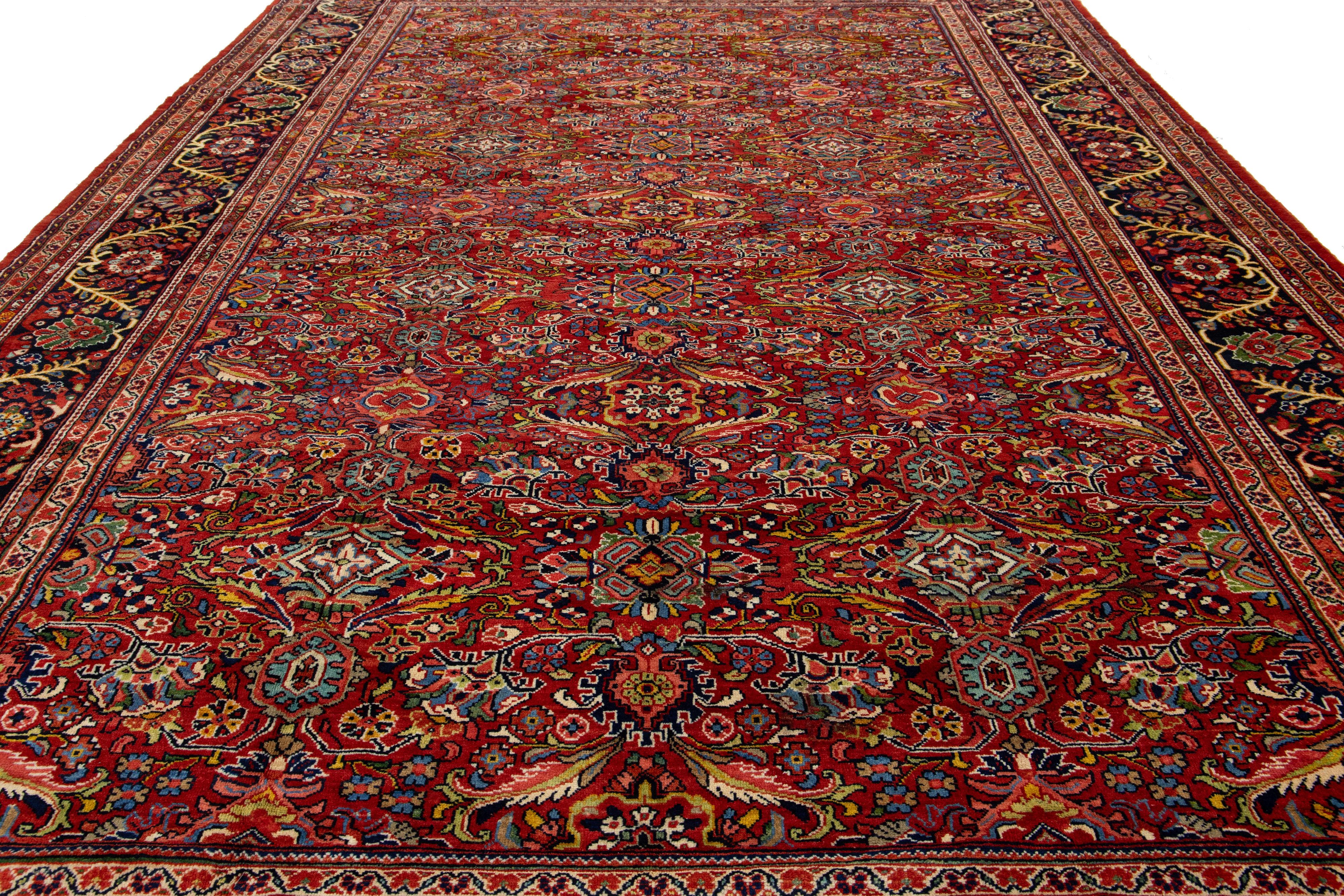 Laine Tapis persan Mahal surdimensionné fabriqué à la main avec un motif floral en vente