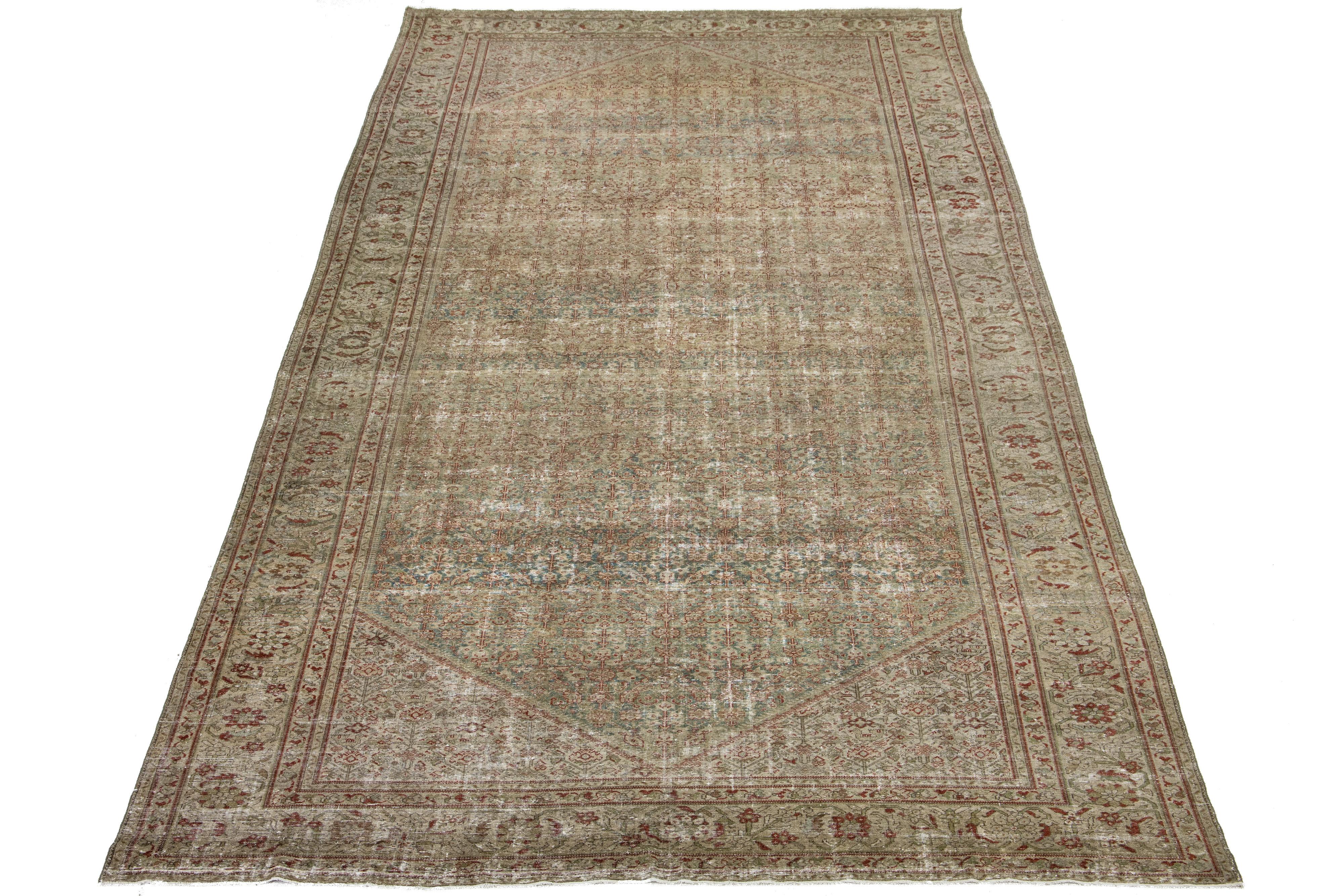 Cet antique tapis Mahal en laine nouée à la main présente un champ bleu, complété par un motif all-over rehaussé d'accents rouges, verts et havane.

Ce tapis mesure 10'2