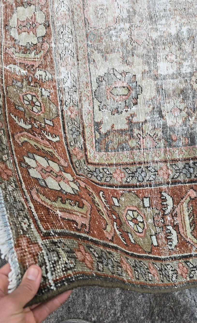 Découvrez le charme et la sophistication de cet ancien tapis persan Mahal, un rare tapis persan noué à la main qui met en valeur le riche héritage de l'artisanat persan. Ce chef-d'œuvre de 8,4 x 11,5 pieds présente des motifs floraux complexes et