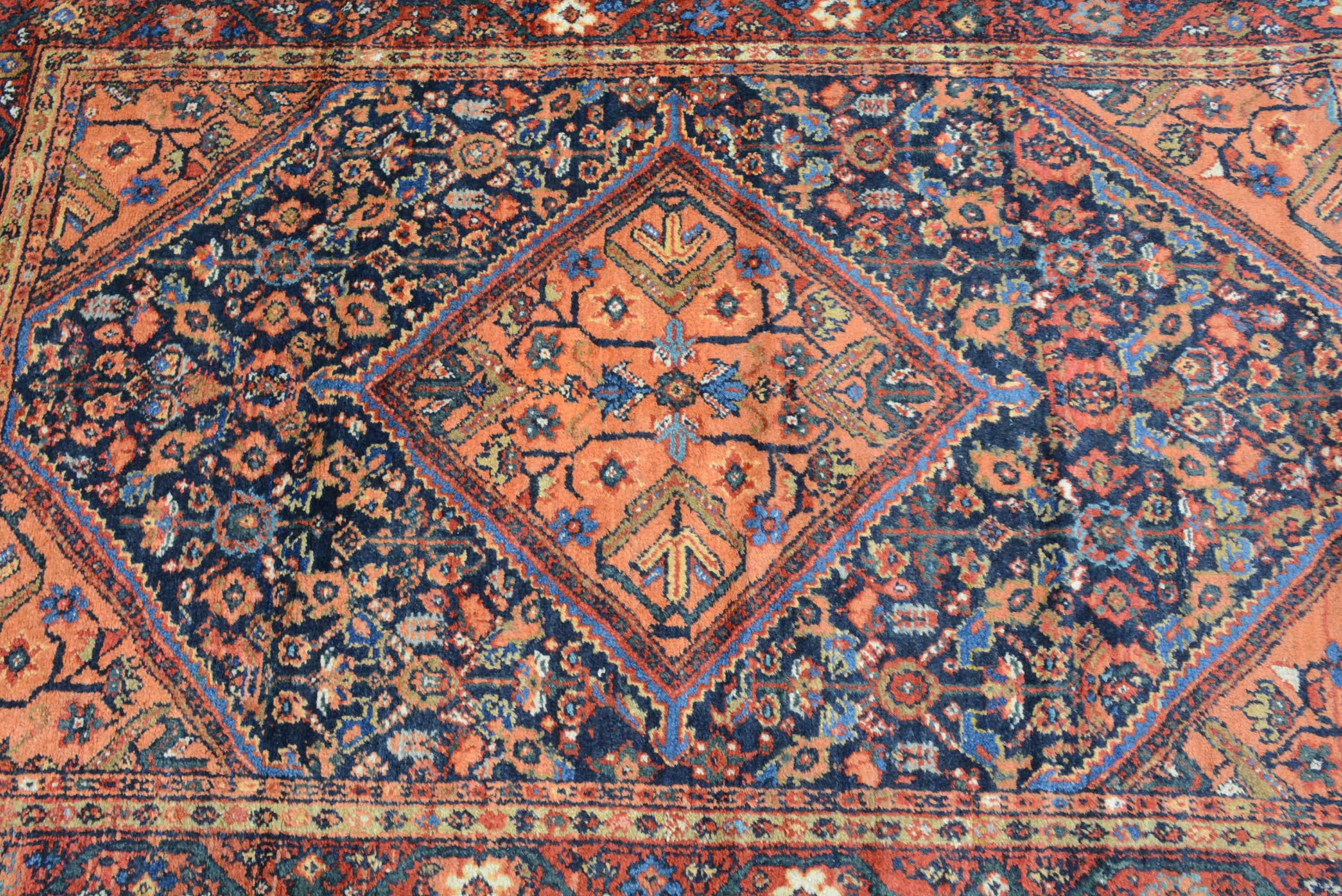 Si ritiene che la regione di Arak, nella Persia centrale, abbia prodotto più tappeti di grandi dimensioni di qualsiasi altra provincia del paese. Nella seconda metà del XIX secolo iniziò una nuova produzione di tappeti destinati espressamente