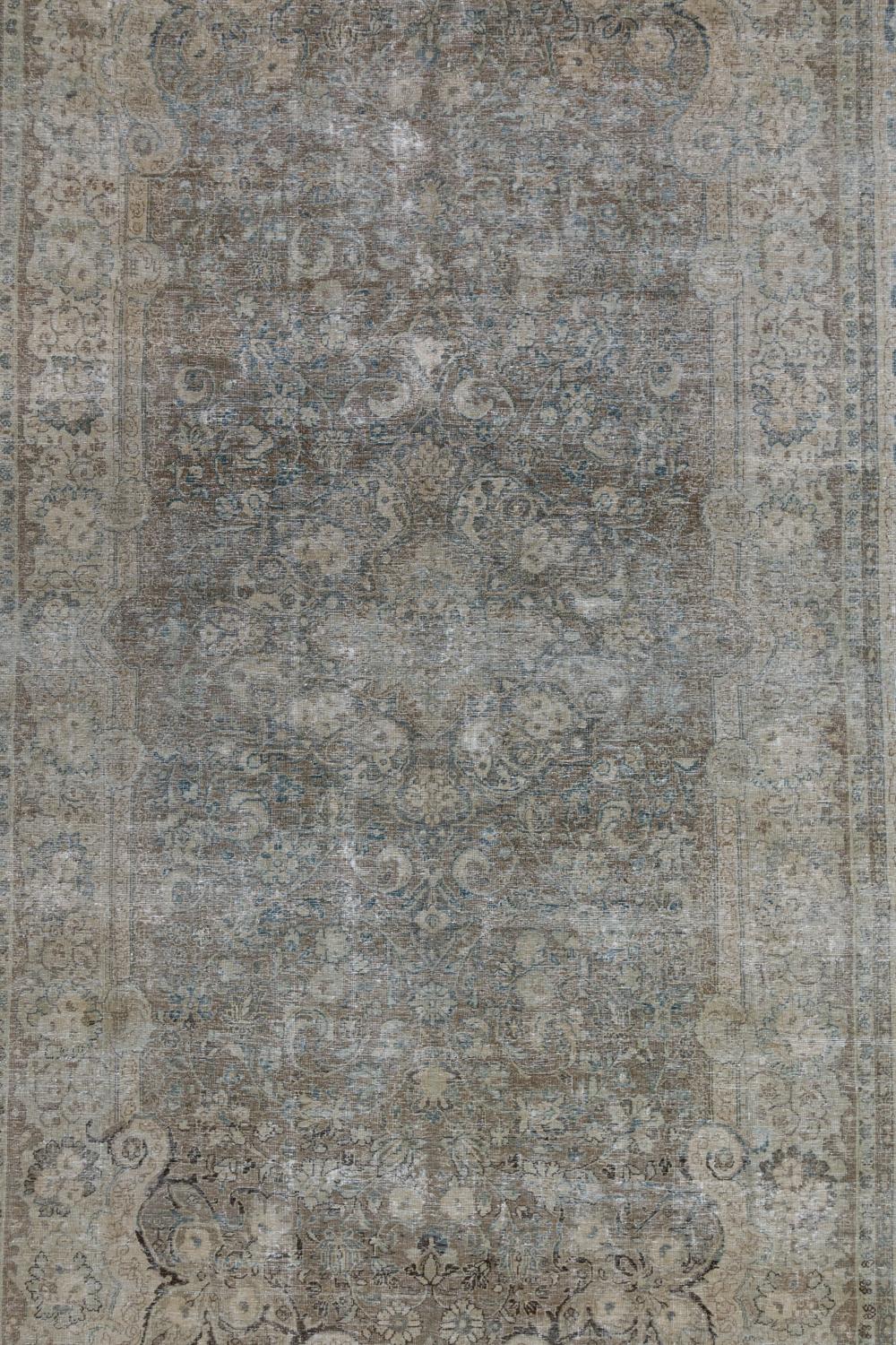 Età: primo quarto del XX secolo 

Pile: Basso

Note sull'usura: 4

Materiale: Lana su cotone

I tappeti vintage vengono realizzati a mano nel corso di mesi, a volte anni. Le loro imperfezioni e l'usura sono la prova del duro lavoro delle mani umane