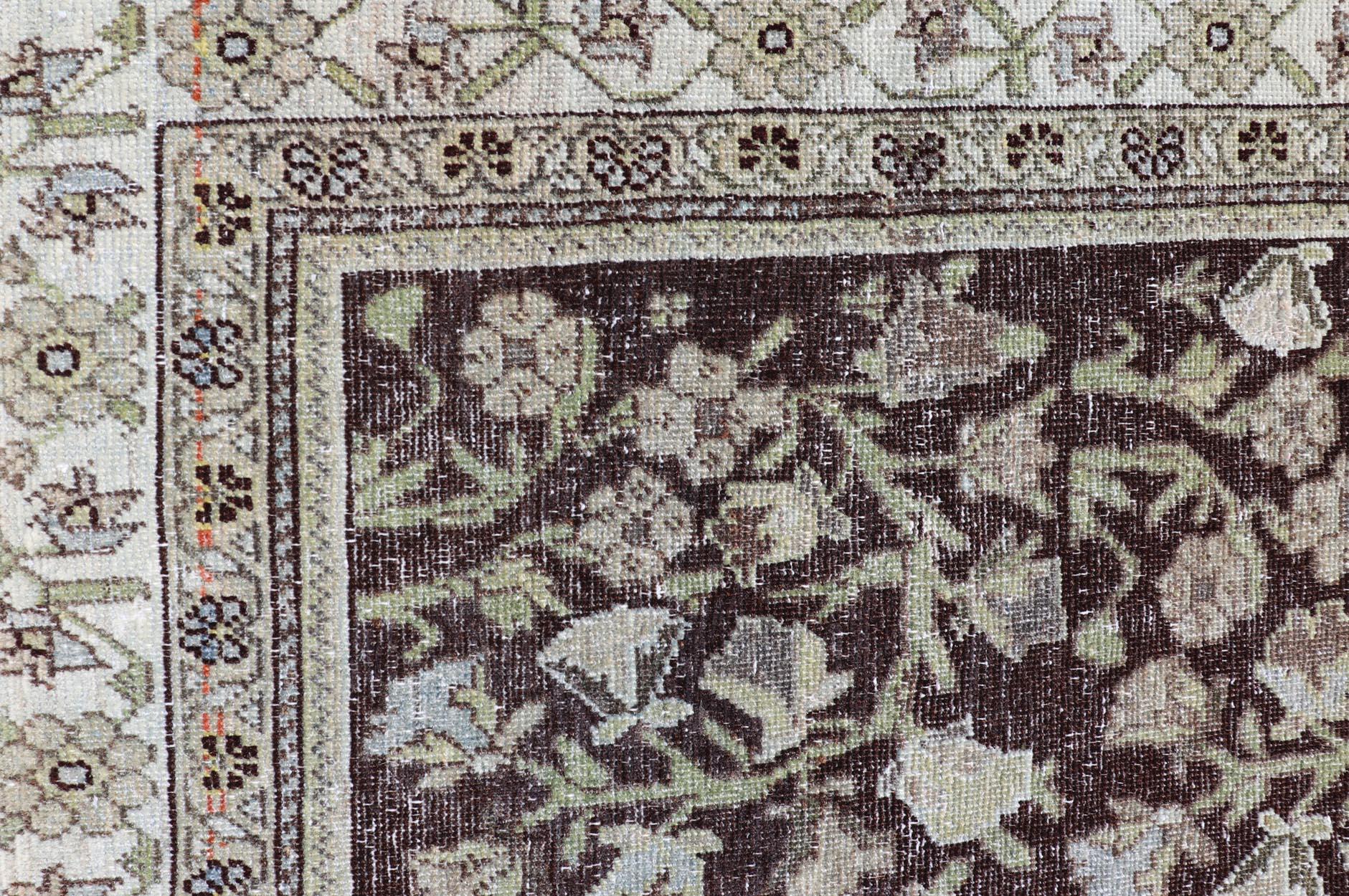 Maße: 4'2 x 5'7 
Antiker persischer Mahal-Teppich Üppiges botanisches Motiv auf einem braunen Feld  4'2