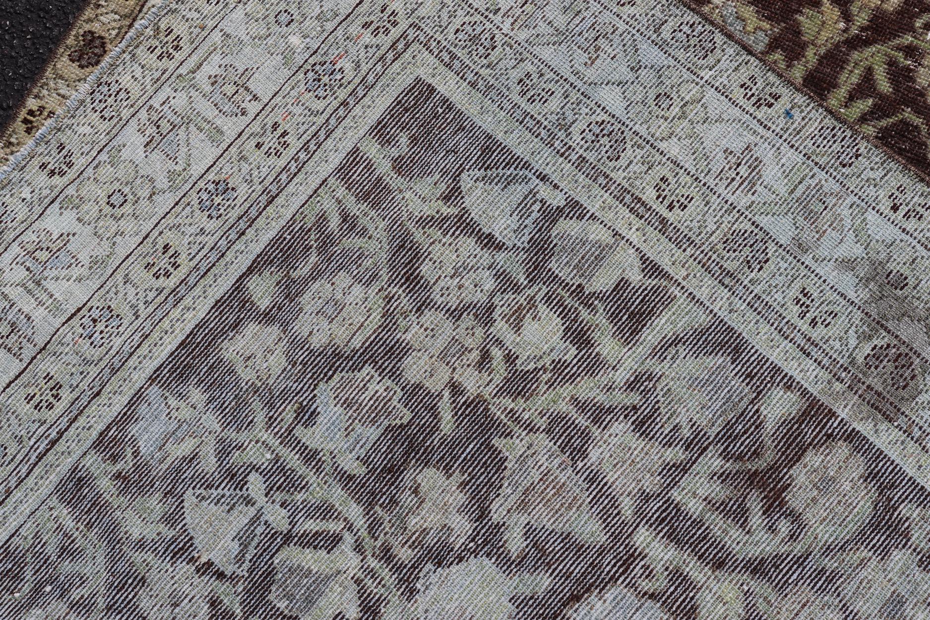 Antiker persischer Mahal-Teppich Üppiges botanisches Motiv auf einem braunen Feld  4'2