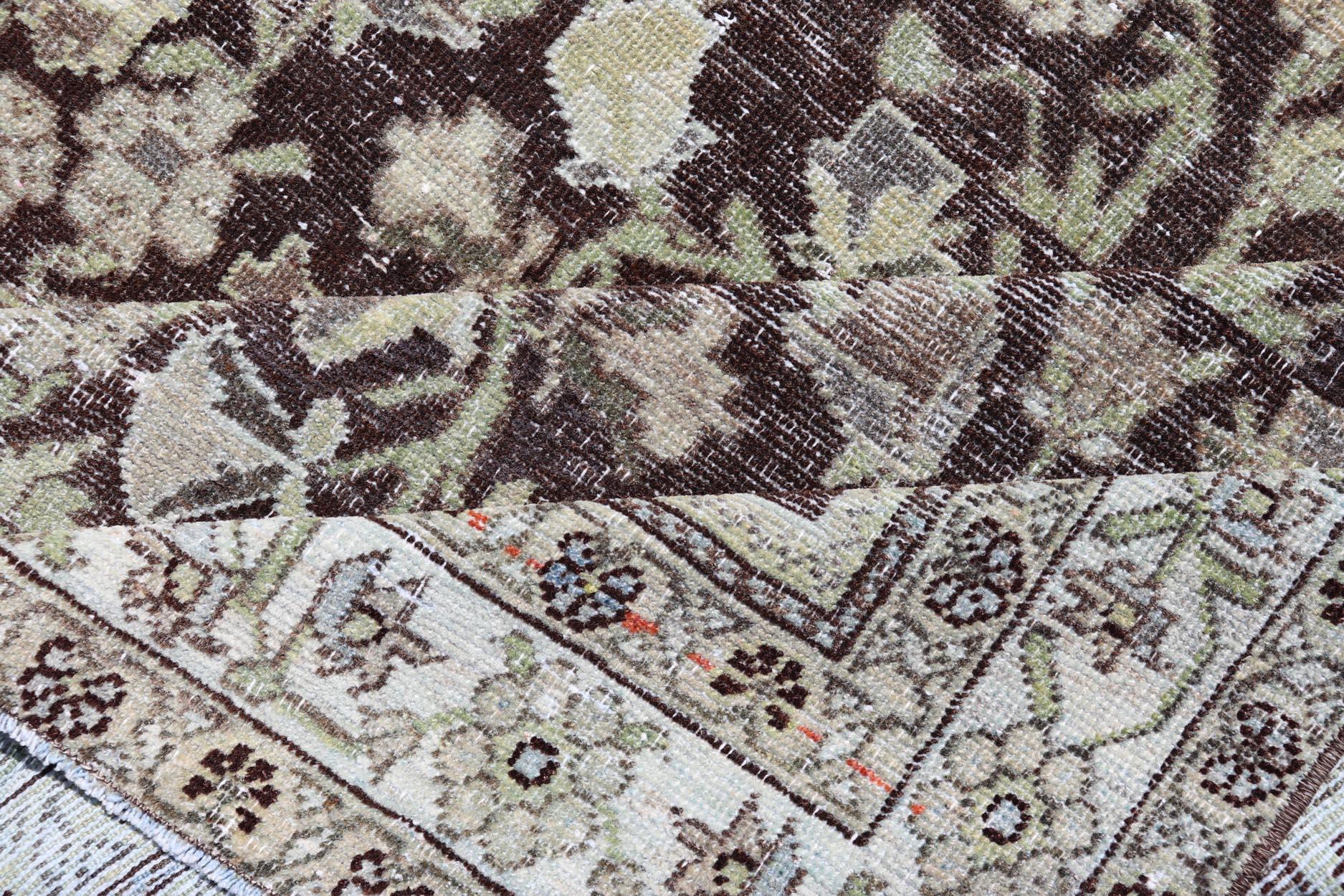 Antiker persischer Mahal-Teppich Üppiges botanisches Motiv auf einem braunen Feld  4'2