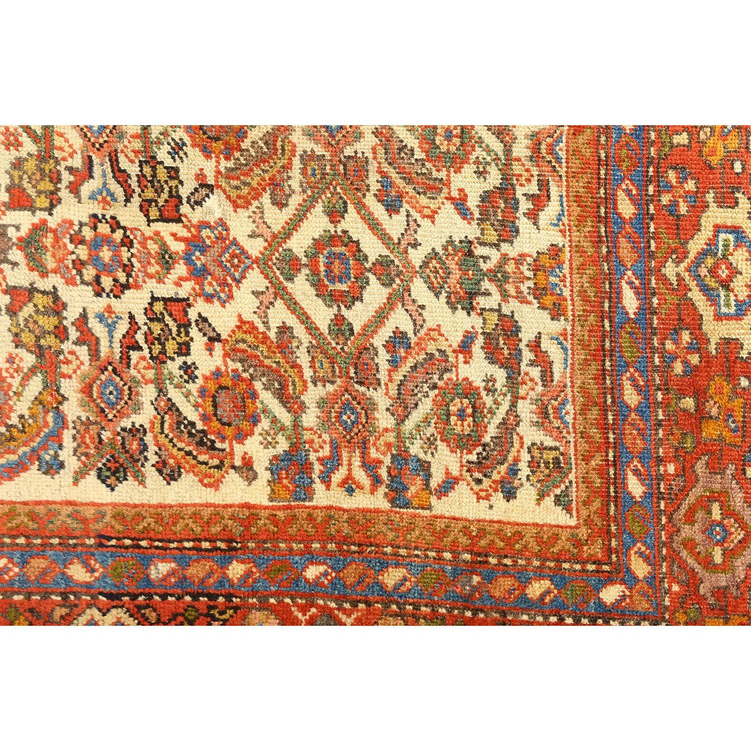 Las alfombras Mahal son alfombras persas originarias de la región de Mahal, al oeste de Irán, cerca de Arak. Estas alfombras son muy apreciadas por su excelente elaboración, sus colores vibrantes y sus intrincados dibujos.

Normalmente, las