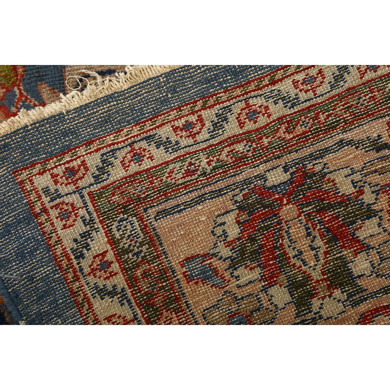 Les tapis Mahal sont des tapis persans originaires de la région de Mahal, dans l'ouest de l'Iran, près d'Arak. Ces tapis sont très appréciés pour leur excellente qualité de fabrication, leurs couleurs vives et leurs motifs complexes.

En règle
