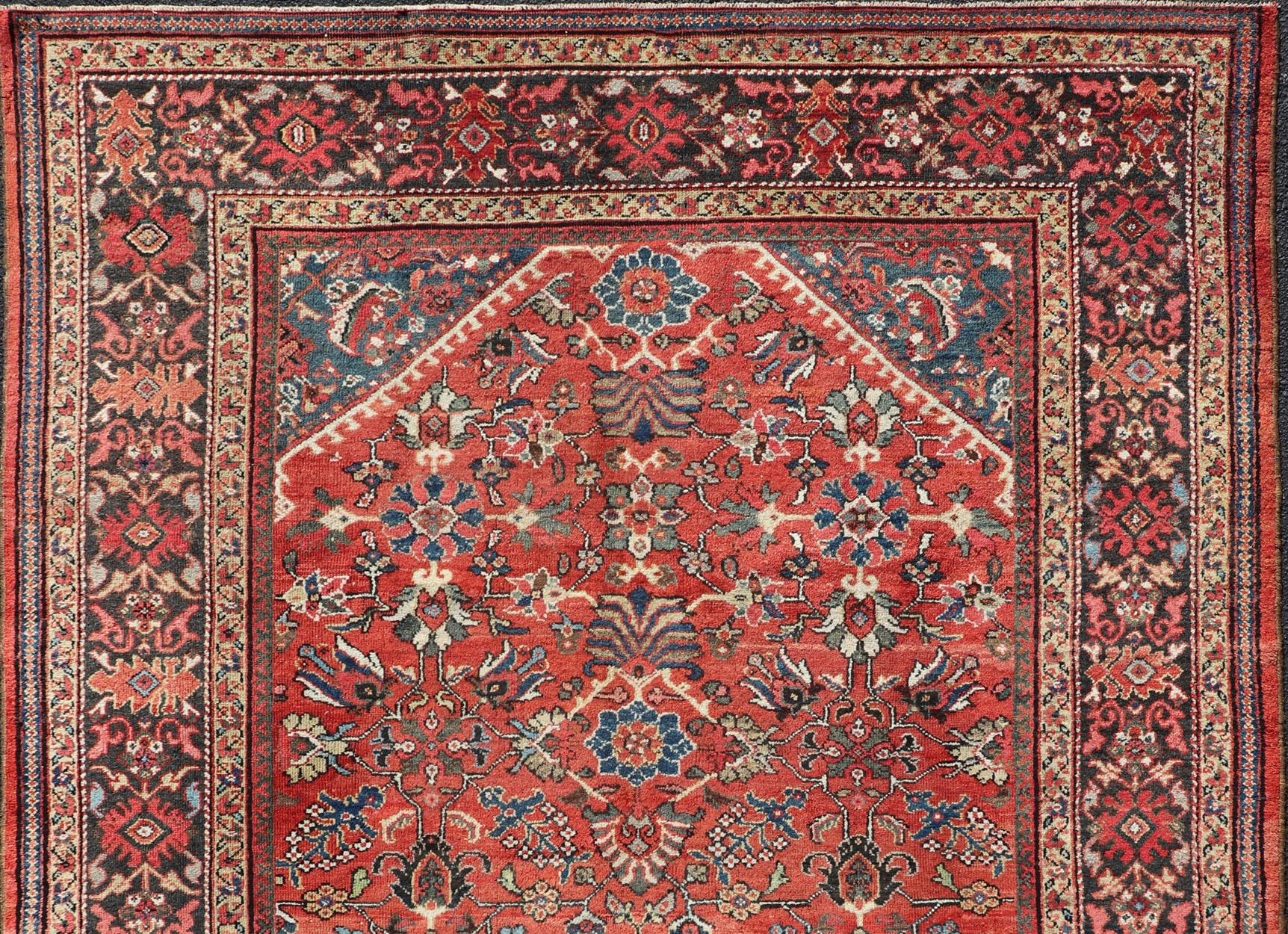 Sultanabad Tapis persan ancien Mahal avec motif sur toute sa surface, bordure rouge douce et foncée en vente