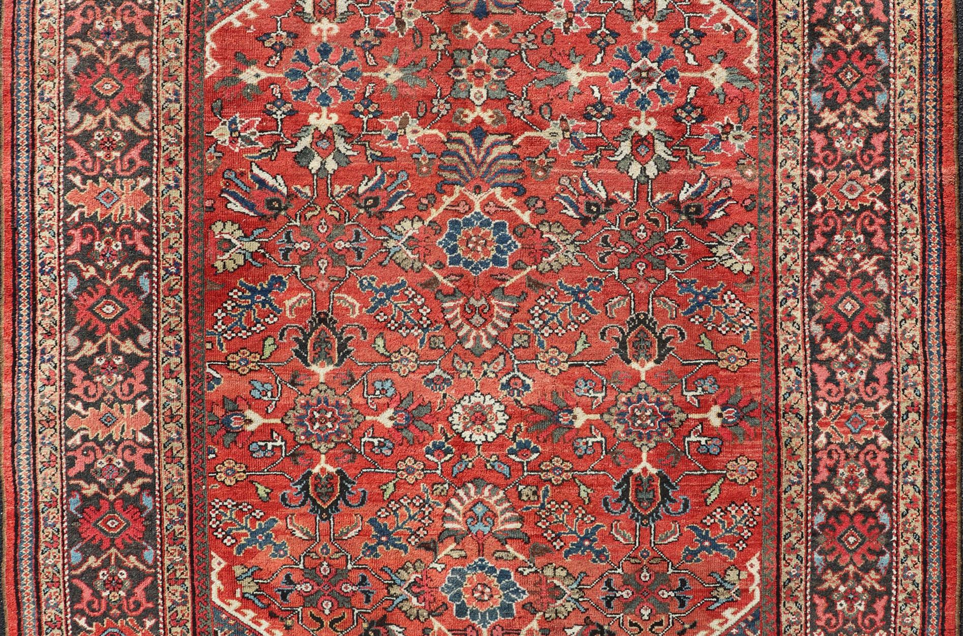 Perse Tapis persan ancien Mahal avec motif sur toute sa surface, bordure rouge douce et foncée en vente