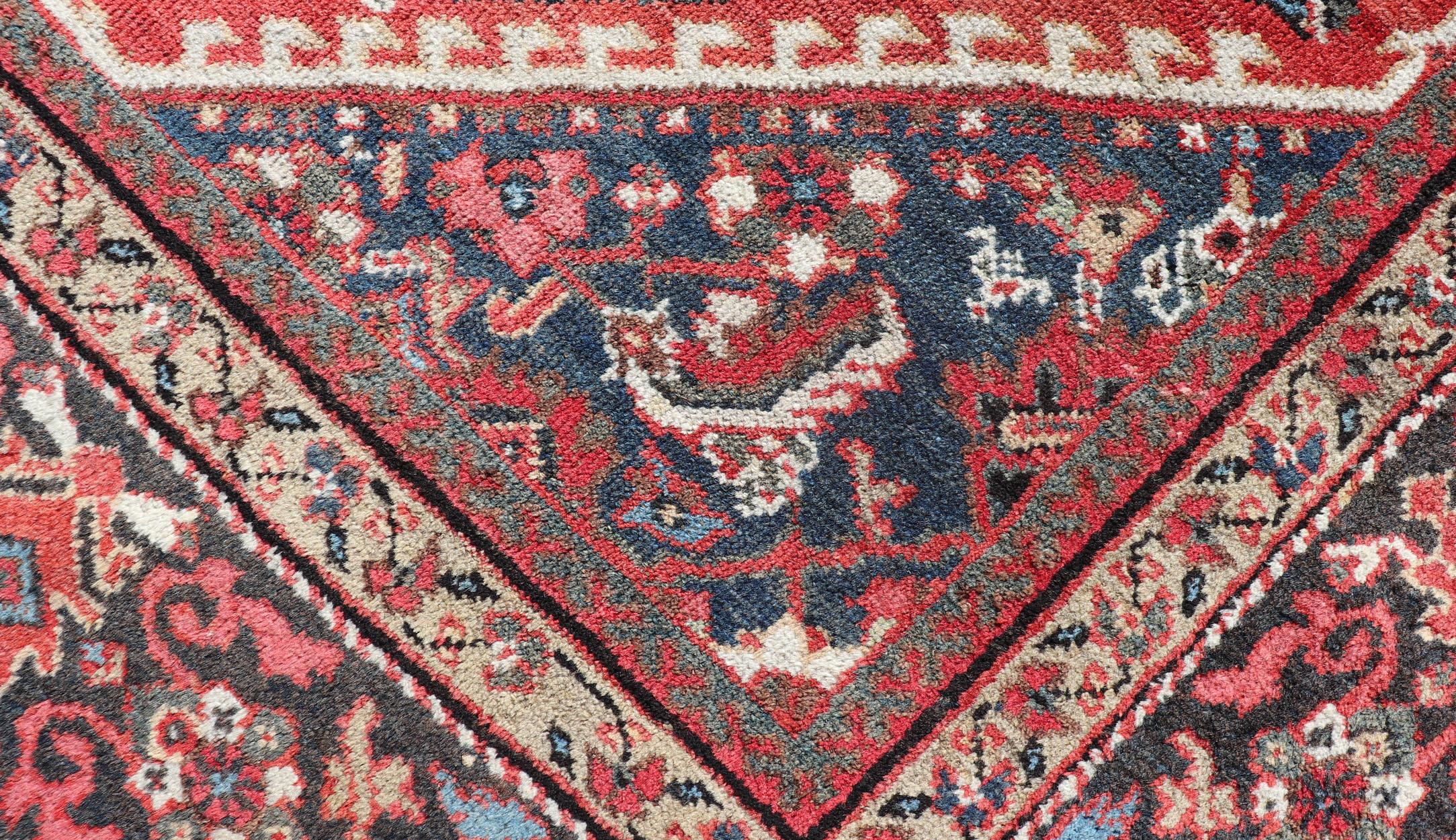 Noué à la main Tapis persan ancien Mahal avec motif sur toute sa surface, bordure rouge douce et foncée en vente