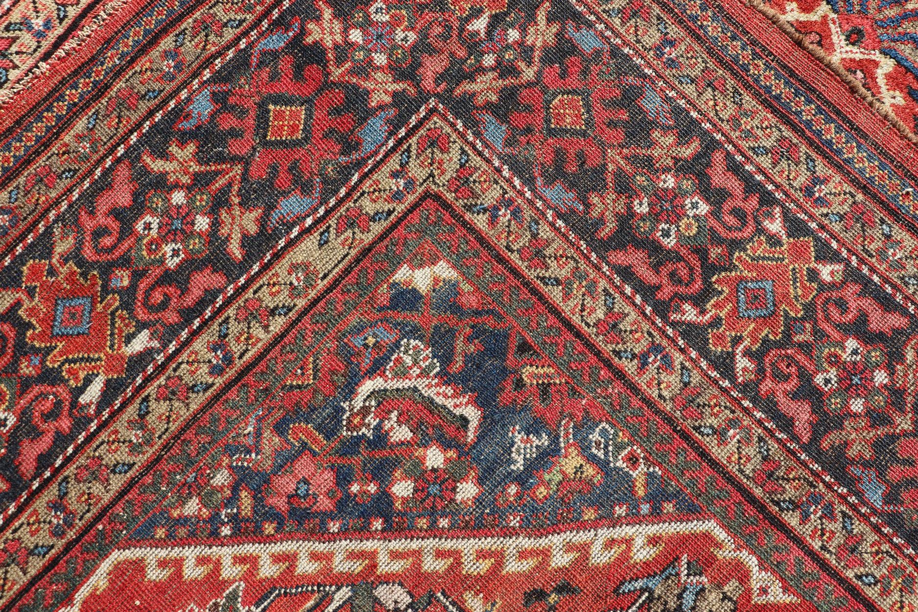 Tapis persan ancien Mahal avec motif sur toute sa surface, bordure rouge douce et foncée Excellent état - En vente à Atlanta, GA