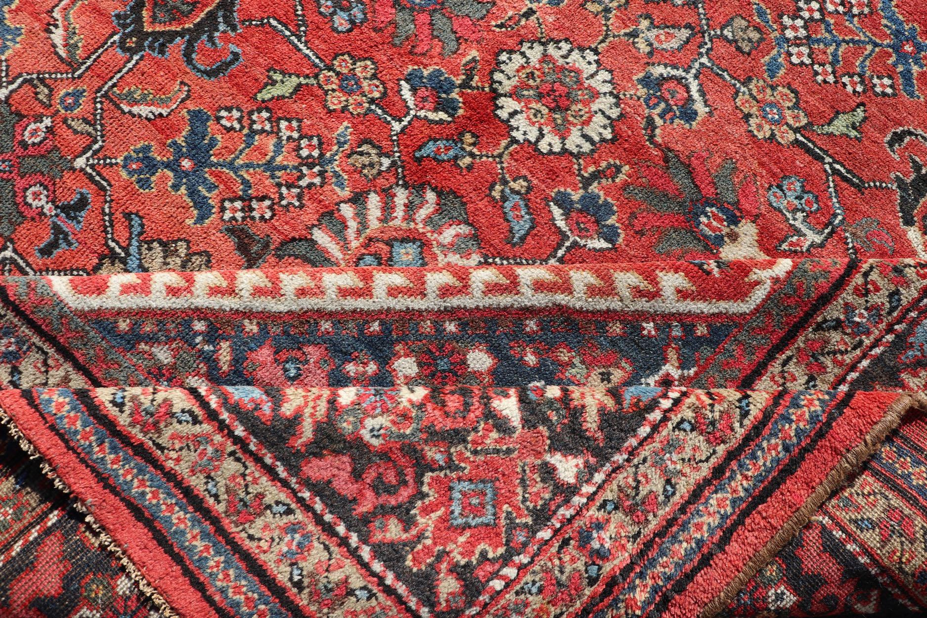 20ième siècle Tapis persan ancien Mahal avec motif sur toute sa surface, bordure rouge douce et foncée en vente