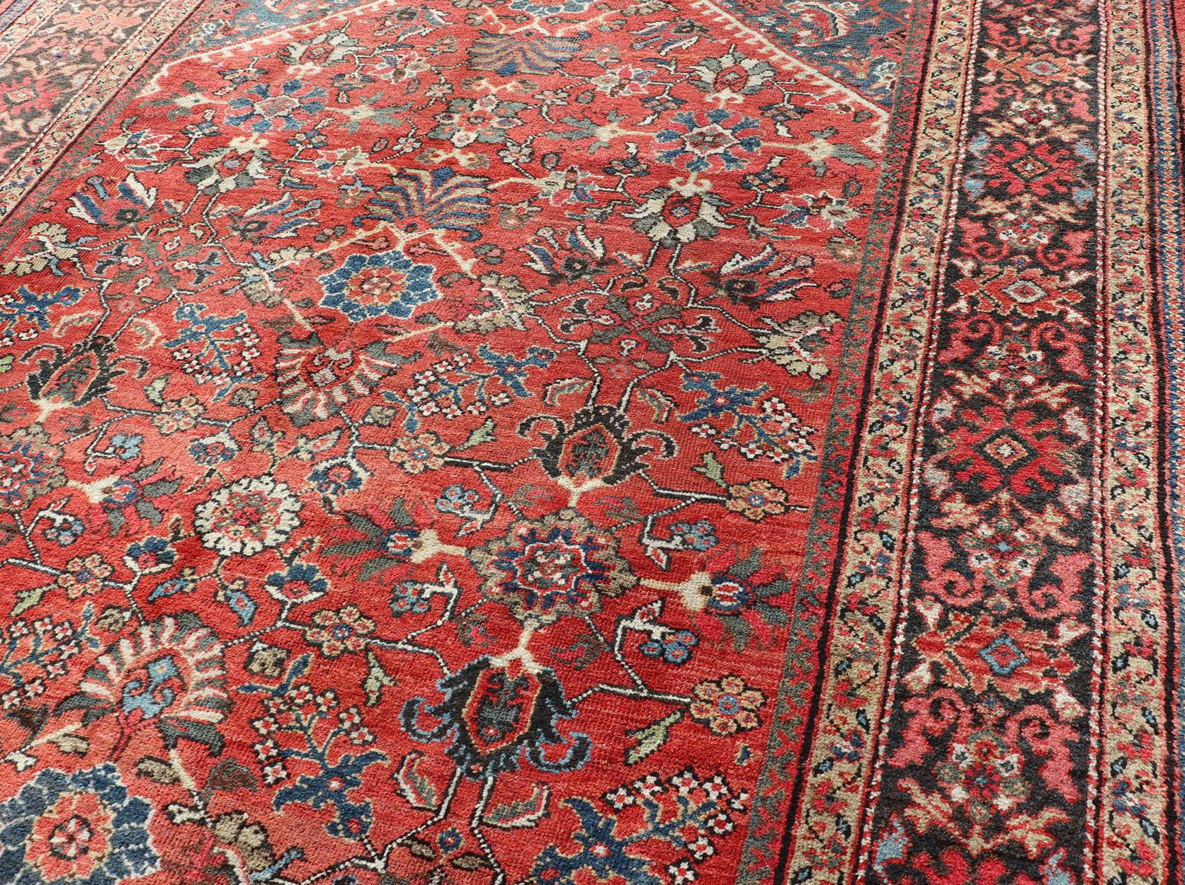 Laine Tapis persan ancien Mahal avec motif sur toute sa surface, bordure rouge douce et foncée en vente