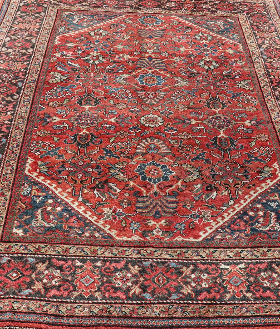 Tapis persan ancien Mahal avec motif sur toute sa surface, bordure rouge douce et foncée en vente 1