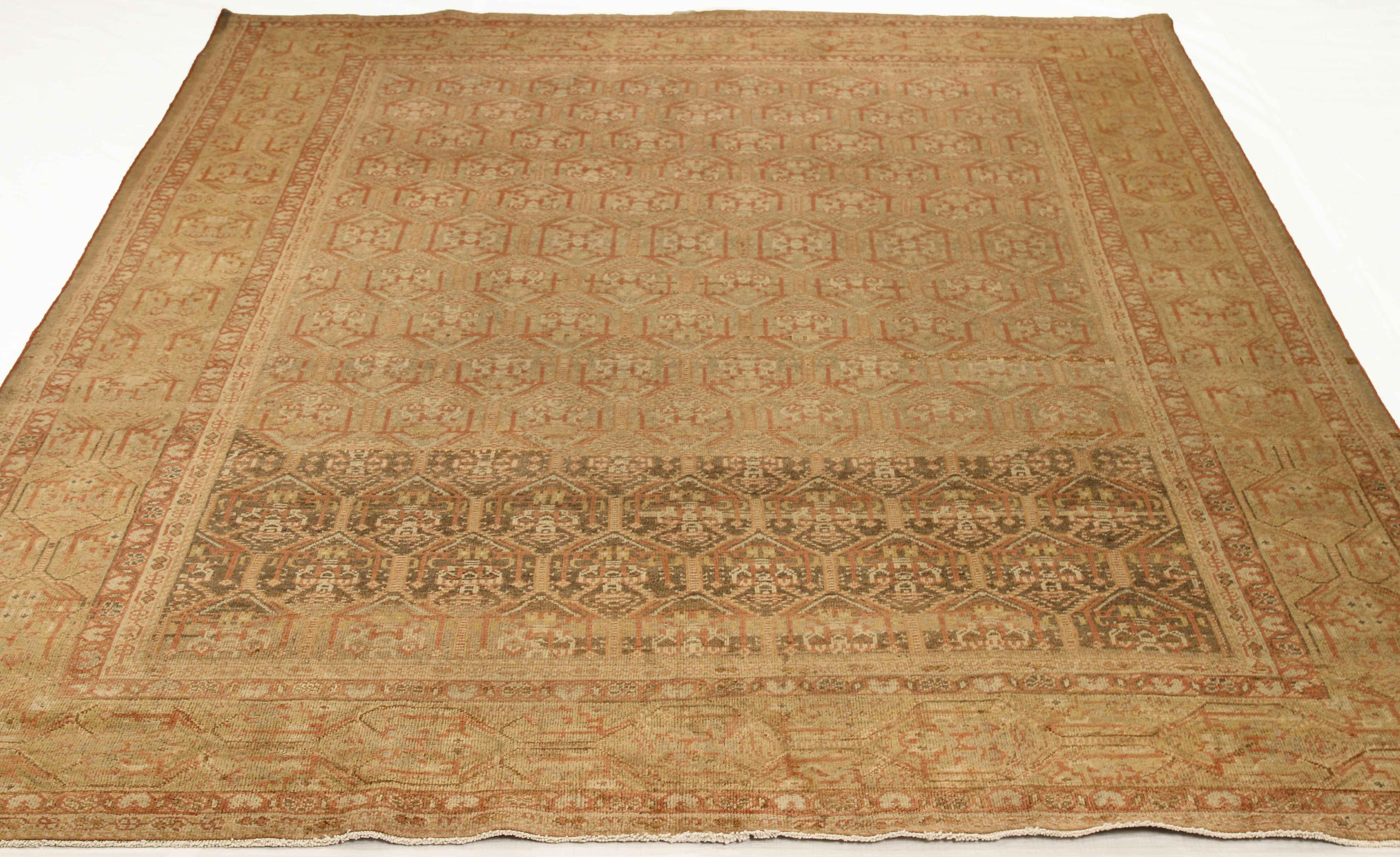 Antiker Perserteppich, handgewebt aus feinster Schafswolle und gefärbt mit natürlichen Pflanzenfarben, die für Menschen und Haustiere unbedenklich sind. Es ist ein traditionelles Mahal-Muster mit floralen Details in Beige und Braun auf einem