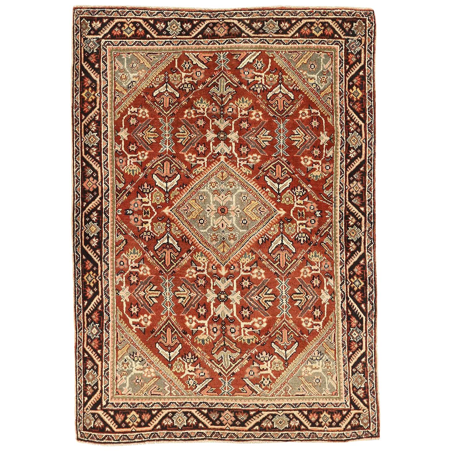 Tapis persan antique Mahal avec détails floraux beige et gris sur fond rouge