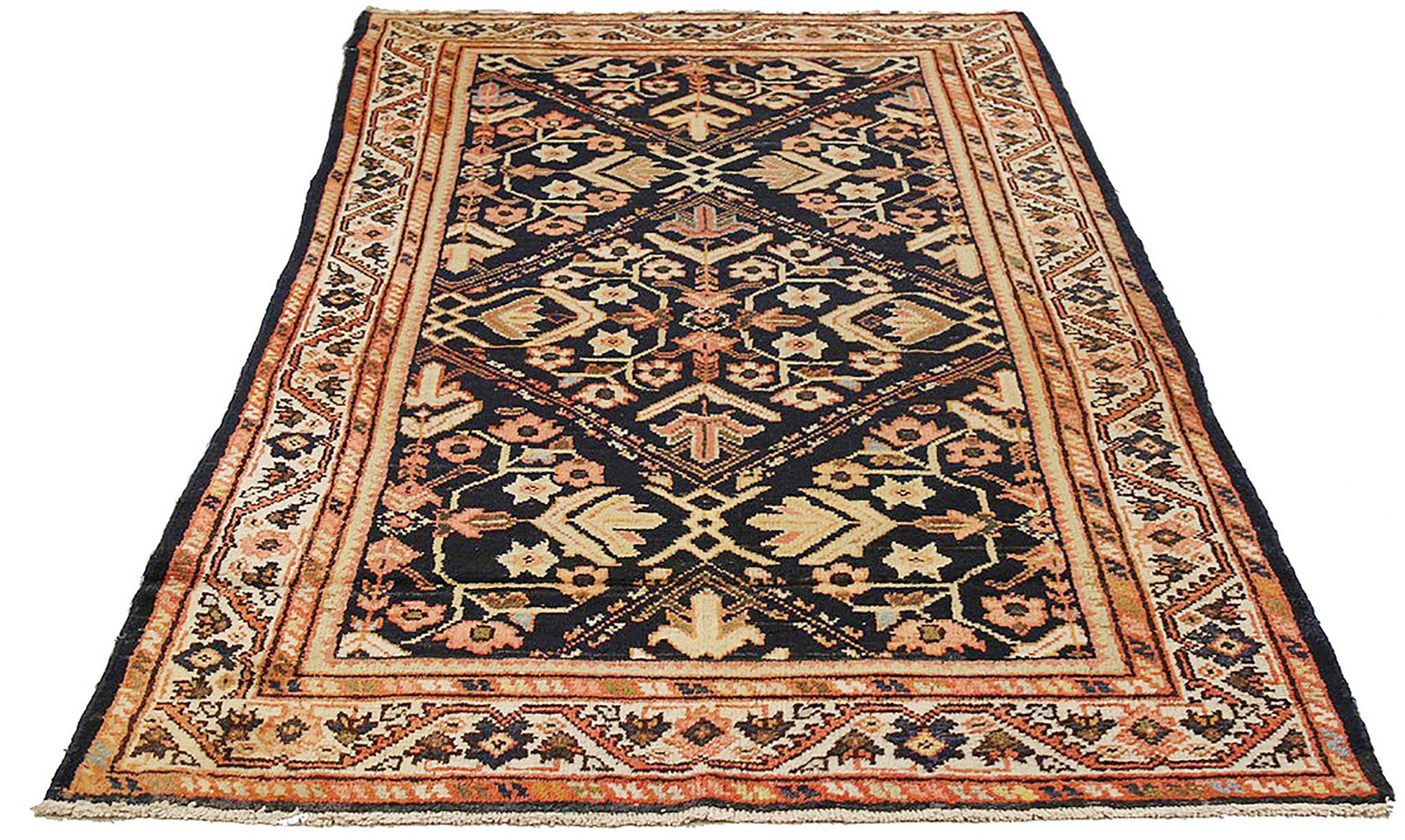 Tapis persan ancien tissé à la main à partir de la meilleure laine de mouton et coloré avec des teintures végétales entièrement naturelles, sans danger pour les humains et les animaux domestiques. Il s'agit d'un motif traditionnel Mahal avec des